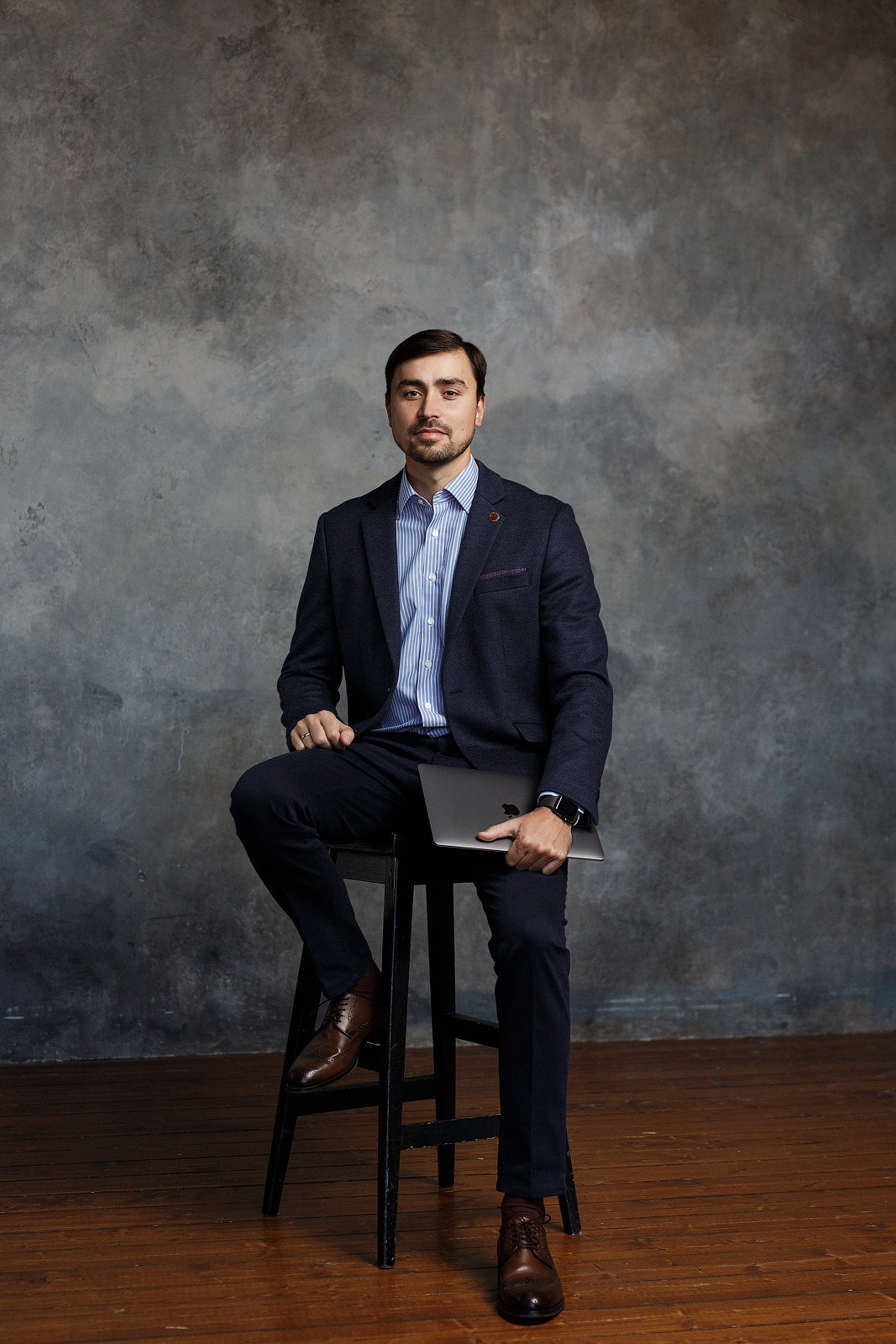 Мужской бизнес-портрет для Николая ЗубареваДля чего необходим бизнес-портрет?Съемку делового портрета профессиональным фотографом заказывают для создания имиджа человека.Съемка в деловом стиле понадобится:— Руководителям и топ-менеджерам: образ официального представителя фирмы, представляющего ее услуги, ассоциируется у клиента с самой компанией, таким образом, грамотно выполненный деловой портрет сотрудника повышает доверие потребителей к организации, которую он представляет;— Представителям профессий, тесно взаимодействующим с людьми — врачам, юристам, личным тренерам: правильный образ специалиста, созданный с помощью бизнес-портрета — залог привлечения клиентов;— Публичным людям — политикам, чиновникам, которые формируют имидж для поддержки электоратом; такие бизнес-портреты размещают в СМИ, на официальных политических ресурсах, в рамках избирательных кампаний.Photo: Дмитрий Молчановlocation: Фотостудия LABORATORY#ФотографПермь #perm #ФотосессияПермь #PROFOTO #ДеловойПортретПермь #БизнесПортретПермь #loftfabrika