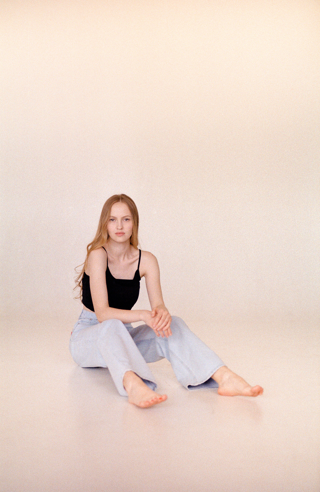 Данный тест проводился в студии на большой циклораме с естественным светом от окна.Kodak Pro Image 100 даёт слегка приглушённые цвета. Пленка более деликатная, сдержанная. Предназначена для съемки лав-стори, портретной, свадебной фотографии. В целом пленка мне понравилась, особенно тем, как обыгрывает красный цвет. Красный уходит в холодно-розовый, местами холодно-коралловый.Model: Аня Жулановаcamera: canon eos 650lens1: sigma art 50 mm 1.4film: Kodak Pro Image 100