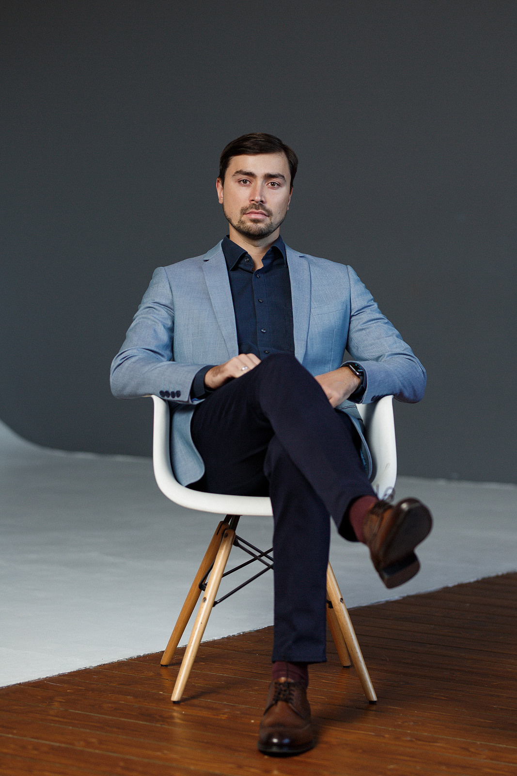 Мужской бизнес-портрет для Николая ЗубареваДля чего необходим бизнес-портрет?Съемку делового портрета профессиональным фотографом заказывают для создания имиджа человека.Съемка в деловом стиле понадобится:— Руководителям и топ-менеджерам: образ официального представителя фирмы, представляющего ее услуги, ассоциируется у клиента с самой компанией, таким образом, грамотно выполненный деловой портрет сотрудника повышает доверие потребителей к организации, которую он представляет;— Представителям профессий, тесно взаимодействующим с людьми — врачам, юристам, личным тренерам: правильный образ специалиста, созданный с помощью бизнес-портрета — залог привлечения клиентов;— Публичным людям — политикам, чиновникам, которые формируют имидж для поддержки электоратом; такие бизнес-портреты размещают в СМИ, на официальных политических ресурсах, в рамках избирательных кампаний.Photo: Дмитрий Молчановlocation: Фотостудия LABORATORY#ФотографПермь #perm #ФотосессияПермь #PROFOTO #ДеловойПортретПермь #БизнесПортретПермь #loftfabrika