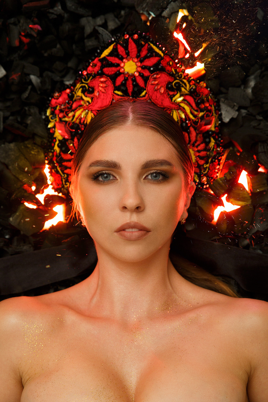 Съёмка сделана в домашних условиях, без какого-либо прописанного плана. За день были найденные необходимые детали и вечером преступили к съёмке. Для съёмки понадобилось:— 5кг угля купленного в магните,— три чёрных листа картона,— один одолженный вейп у Михаила Белоусова,— три rgb панельки видео света купленные в Фотомагазин Фотомаг59 на Сибирской, 22в (зарытые в уголь),— один галогенновый моноблок на 1000w (направлены в потолок),— одна настольная лампа и палка из леруа мерлен (+ красный скотч) для контрового света,— кокошник ручной работы от Марии Кравец,— золотистый глиттер (который теперь валяется по всему дому),— камера + штатив.Model: Мария КравецИдея съёмки жила в голове уже несколько лет, после просмотра фильма — «Он — драко́н»