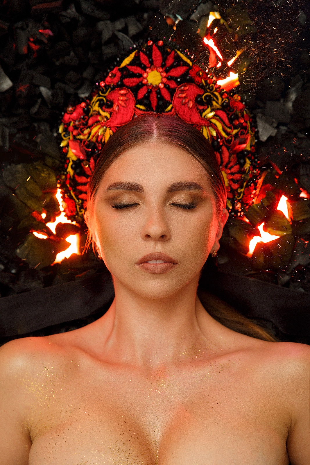 Съёмка сделана в домашних условиях, без какого-либо прописанного плана. За день были найденные необходимые детали и вечером преступили к съёмке. Для съёмки понадобилось:— 5кг угля купленного в магните,— три чёрных листа картона,— один одолженный вейп у Михаила Белоусова,— три rgb панельки видео света купленные в Фотомагазин Фотомаг59 на Сибирской, 22в (зарытые в уголь),— один галогенновый моноблок на 1000w (направлены в потолок),— одна настольная лампа и палка из леруа мерлен (+ красный скотч) для контрового света,— кокошник ручной работы от Марии Кравец,— золотистый глиттер (который теперь валяется по всему дому),— камера + штатив.Model: Мария КравецИдея съёмки жила в голове уже несколько лет, после просмотра фильма — «Он — драко́н»