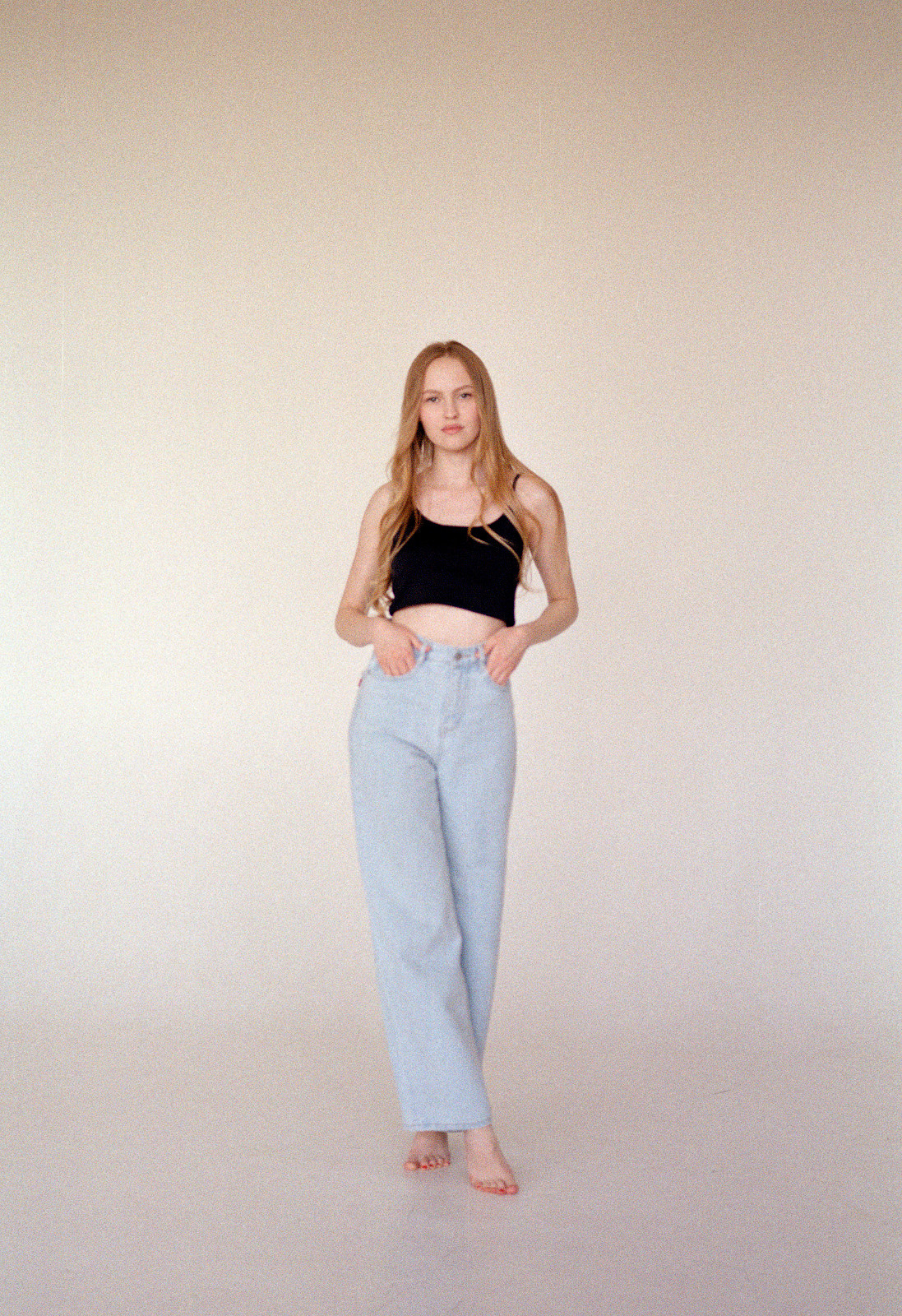 Данный тест проводился в студии на большой циклораме с естественным светом от окна.Kodak Pro Image 100 даёт слегка приглушённые цвета. Пленка более деликатная, сдержанная. Предназначена для съемки лав-стори, портретной, свадебной фотографии. В целом пленка мне понравилась, особенно тем, как обыгрывает красный цвет. Красный уходит в холодно-розовый, местами холодно-коралловый.Model: Аня Жулановаcamera: canon eos 650lens1: sigma art 50 mm 1.4film: Kodak Pro Image 100