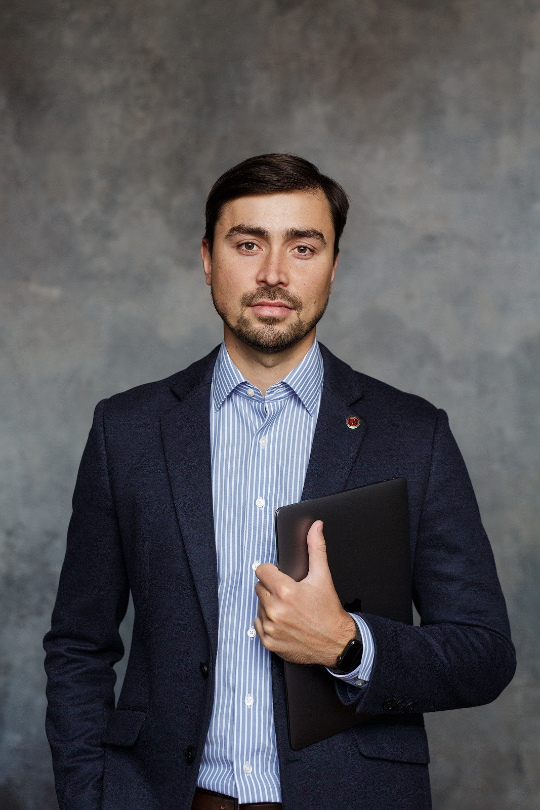 Мужской бизнес-портрет для Николая ЗубареваДля чего необходим бизнес-портрет?Съемку делового портрета профессиональным фотографом заказывают для создания имиджа человека.Съемка в деловом стиле понадобится:— Руководителям и топ-менеджерам: образ официального представителя фирмы, представляющего ее услуги, ассоциируется у клиента с самой компанией, таким образом, грамотно выполненный деловой портрет сотрудника повышает доверие потребителей к организации, которую он представляет;— Представителям профессий, тесно взаимодействующим с людьми — врачам, юристам, личным тренерам: правильный образ специалиста, созданный с помощью бизнес-портрета — залог привлечения клиентов;— Публичным людям — политикам, чиновникам, которые формируют имидж для поддержки электоратом; такие бизнес-портреты размещают в СМИ, на официальных политических ресурсах, в рамках избирательных кампаний.Photo: Дмитрий Молчановlocation: Фотостудия LABORATORY#ФотографПермь #perm #ФотосессияПермь #PROFOTO #ДеловойПортретПермь #БизнесПортретПермь #loftfabrika