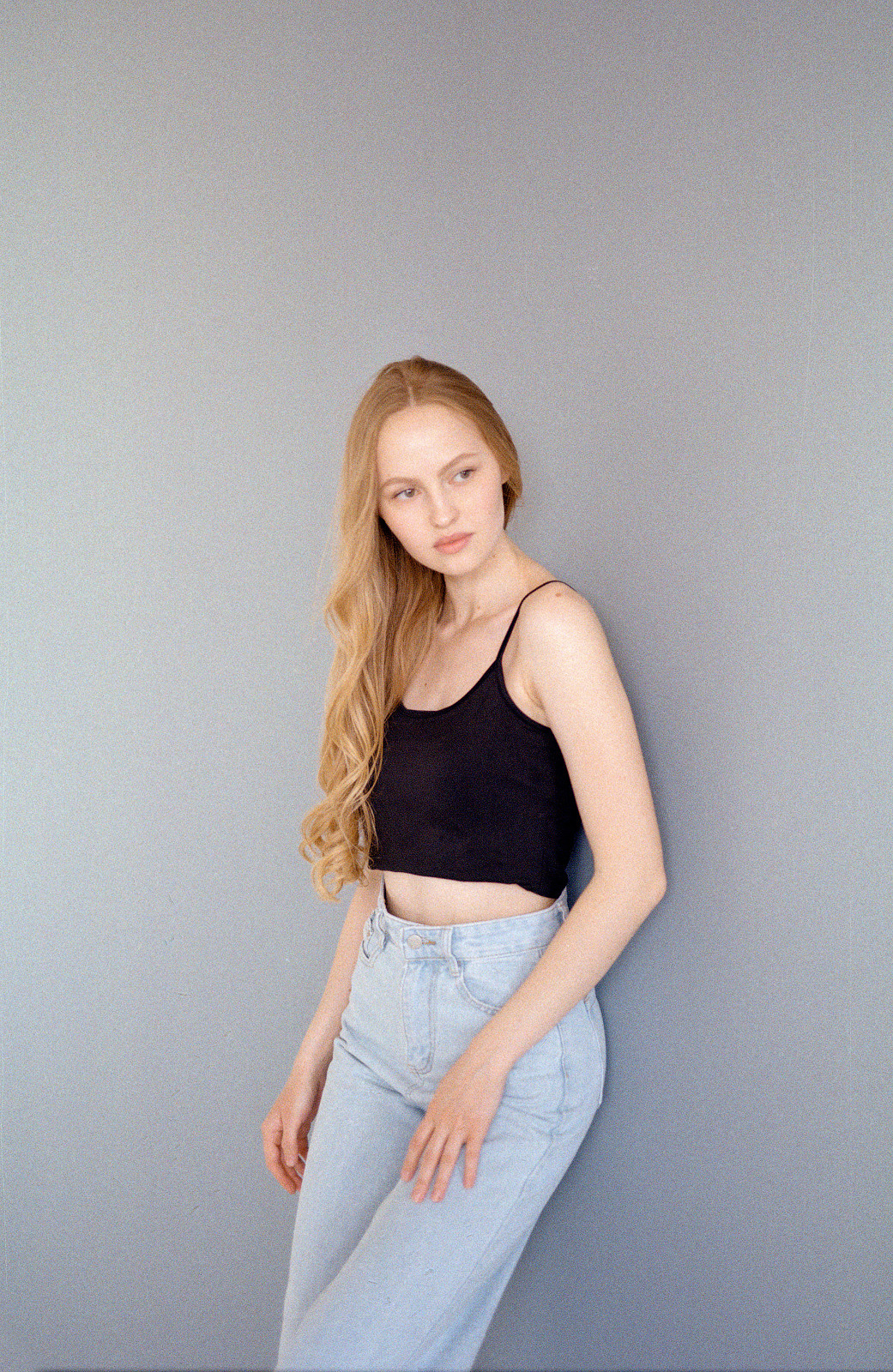 Данный тест проводился в студии на большой циклораме с естественным светом от окна.Kodak Pro Image 100 даёт слегка приглушённые цвета. Пленка более деликатная, сдержанная. Предназначена для съемки лав-стори, портретной, свадебной фотографии. В целом пленка мне понравилась, особенно тем, как обыгрывает красный цвет. Красный уходит в холодно-розовый, местами холодно-коралловый.Model: Аня Жулановаcamera: canon eos 650lens1: sigma art 50 mm 1.4film: Kodak Pro Image 100