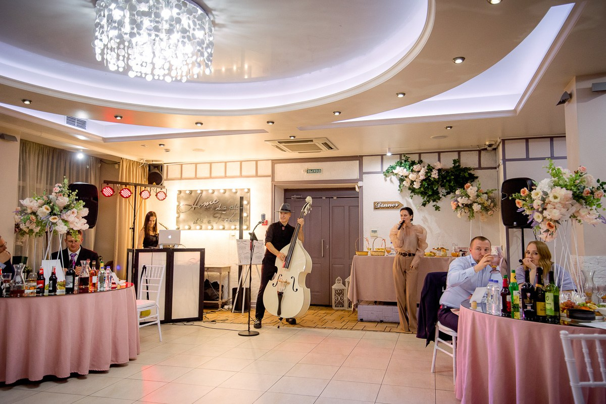 Свадебная фотосессия в ресторане. Свадебный фотограф в Санкт-Петербурге Антон Владимиров