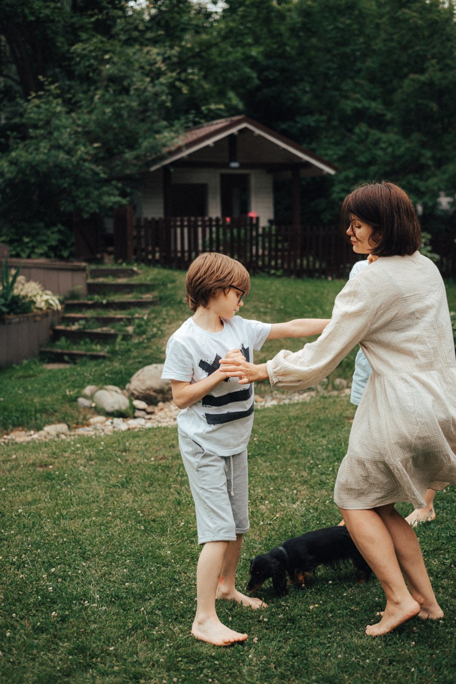 Коля, Ксюша, Саша, Андрей, Кира и бабушки | на даче