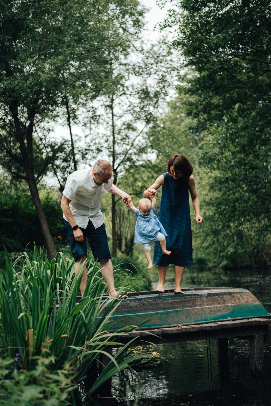 Коля, Ксюша, Саша, Андрей, Кира и бабушки | на даче