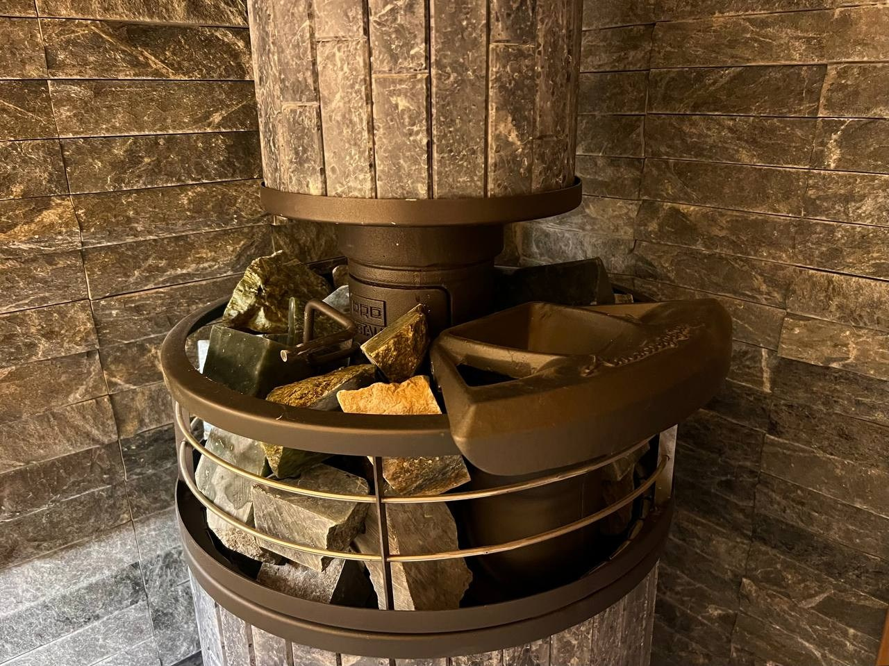 Баня в Каннельярви: термоольха, каменка Атмосфера, парящие полки и автоматическая подача холодного пара через форсунки в потолке. SaunaTopMasters