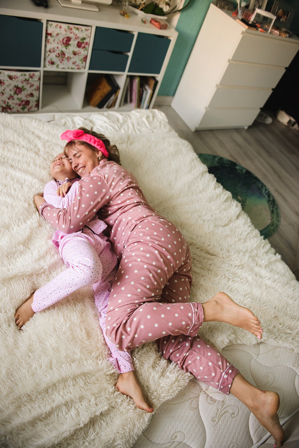 Family photo shoot at home , mom and daughter, in pajamas, Photographer Elena Carruthers, Scotland