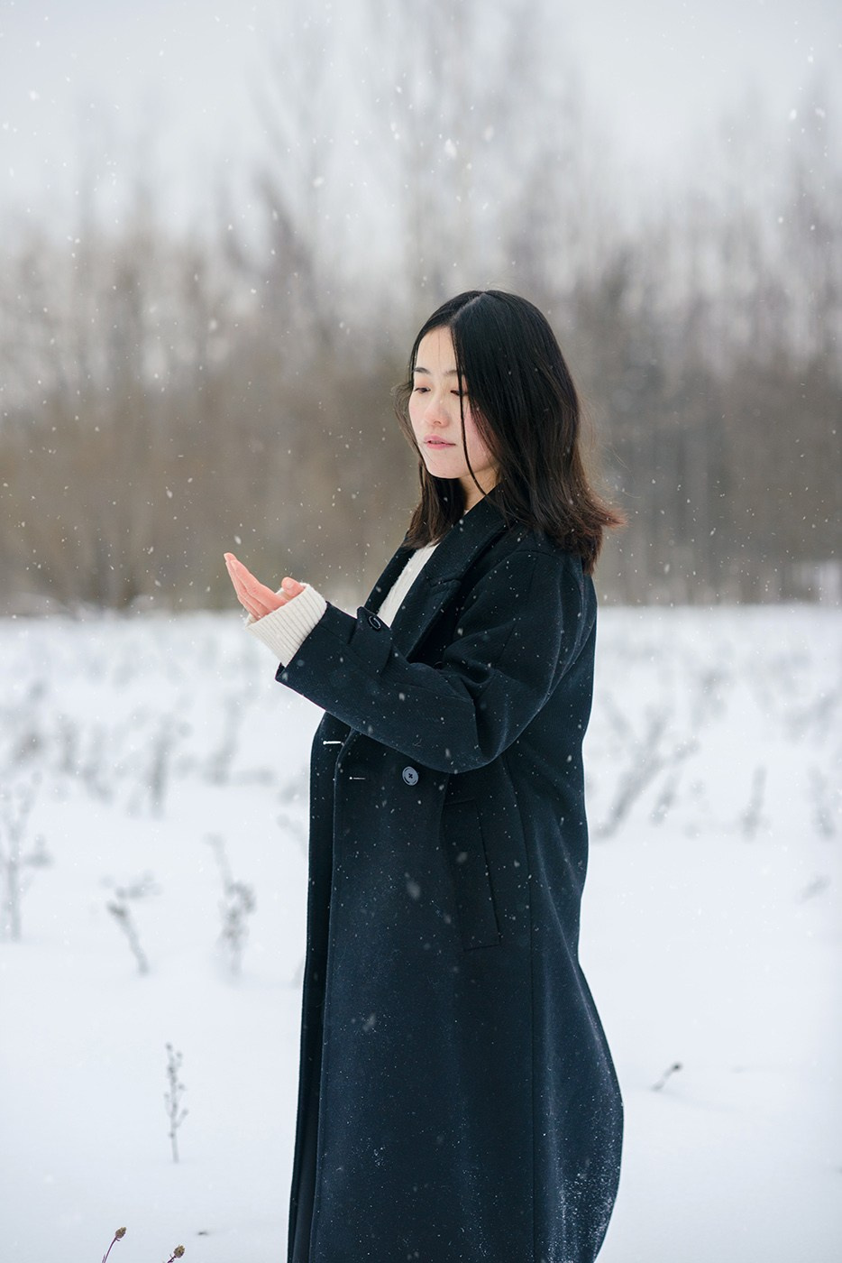 photo shoot for a girl in a winter field, snow