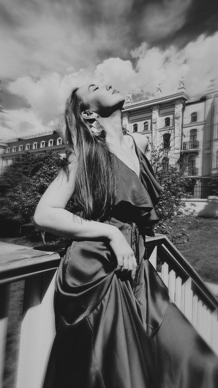 Диана: Рассвет. Я сижу на берегу моря рядом со своим домом. И встречаю солнце…. OlessiaKh