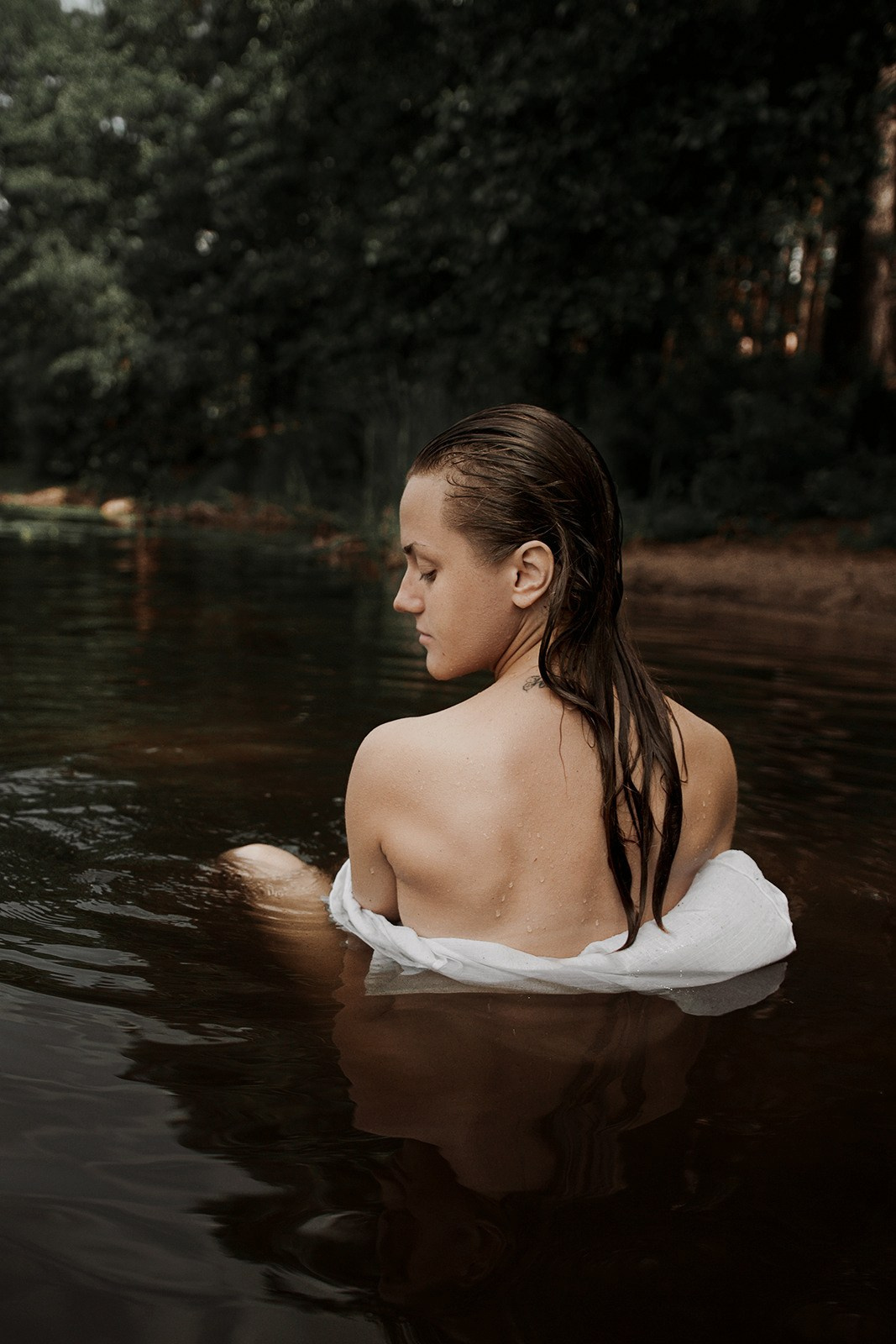 Портретная фотосессия Девушка в белой рубашке в озере. Портретный фотограф в Москве Ольга Акушко