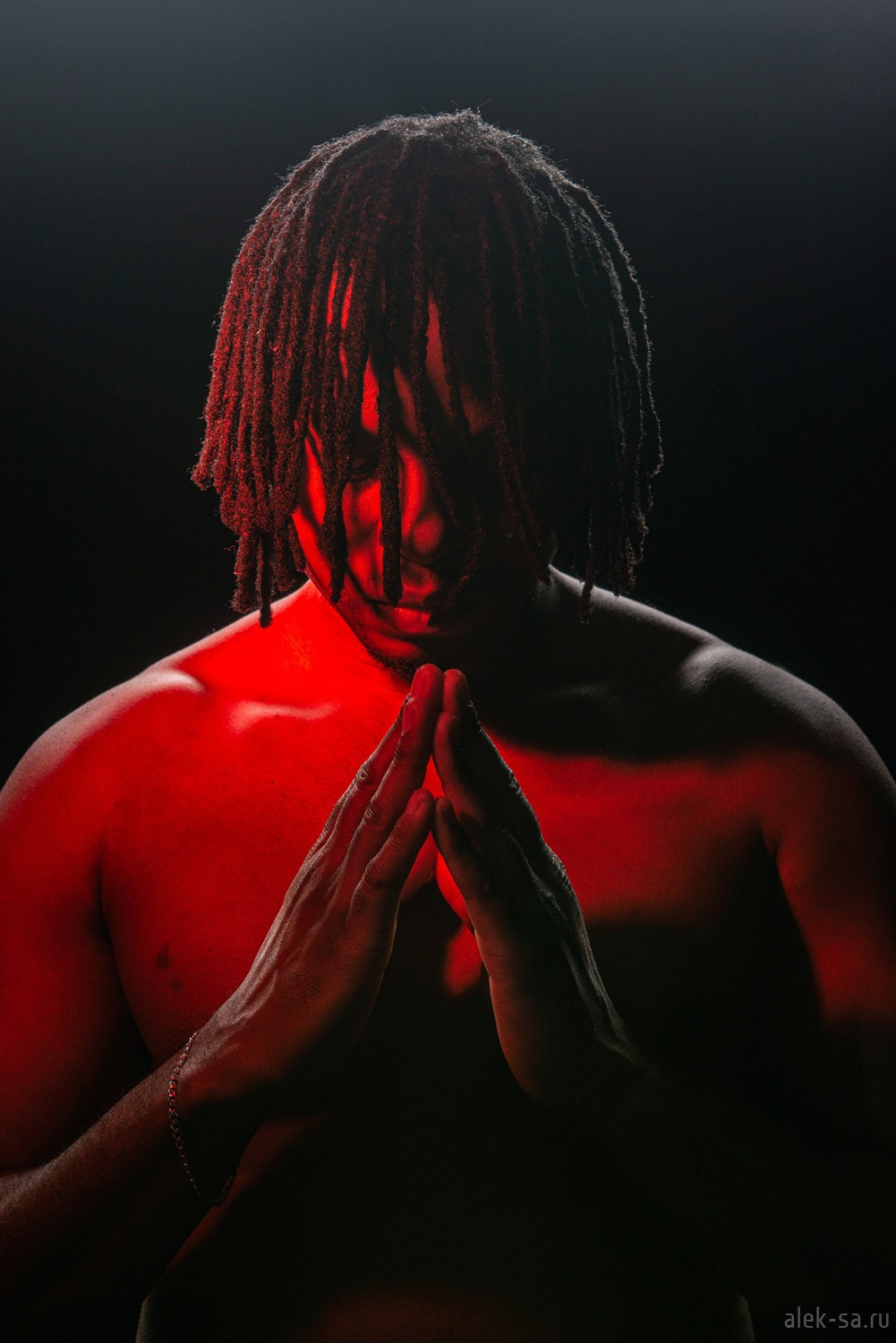 Портрет в красном свете, дреды и сложенные руки — студия, Краснодар