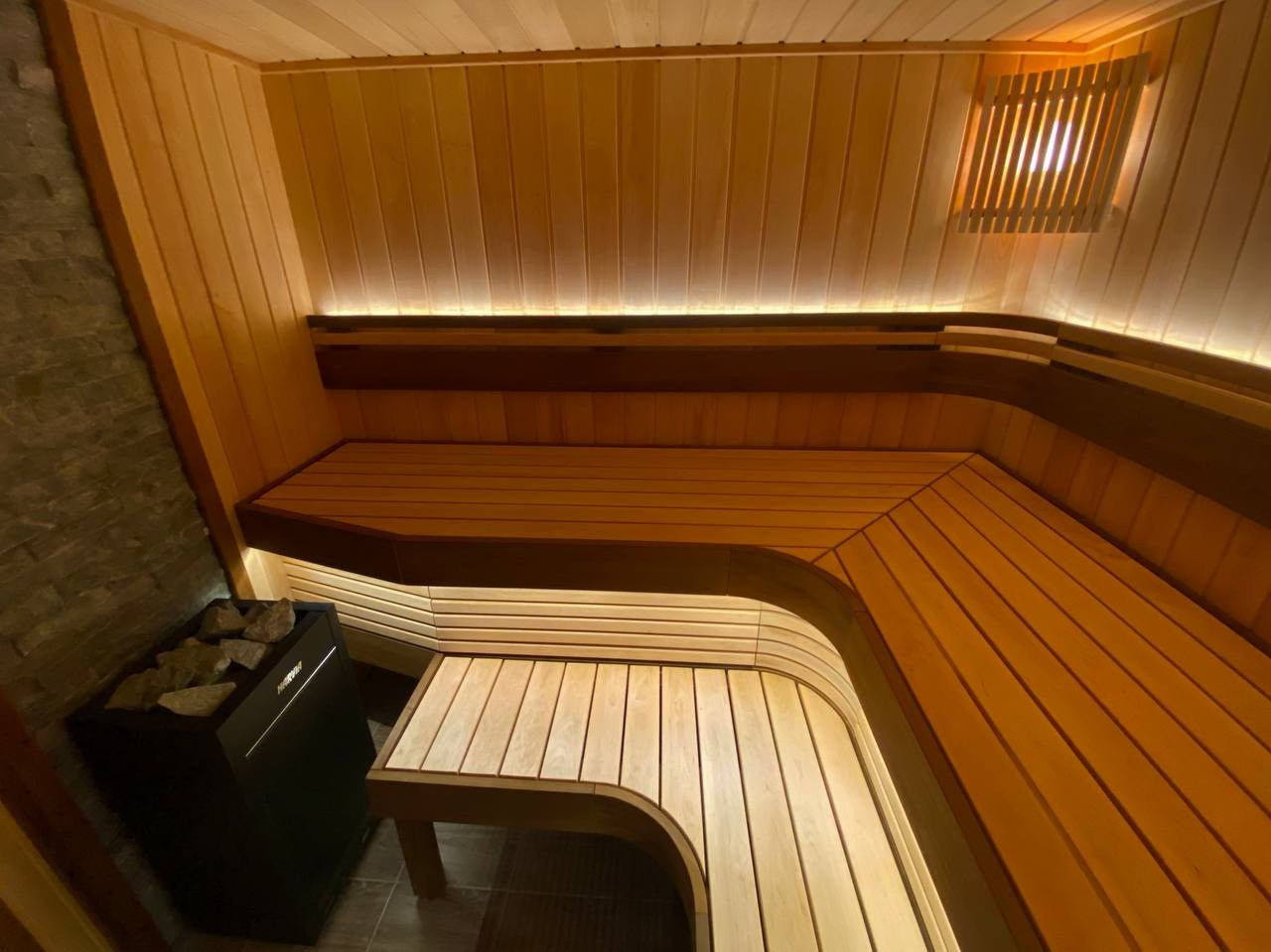 Сауна в Металлострое: ольха, радиальные элементы, олдскульные светильники и светодиодная подсветка. Harvia Virta — сердце этой парной. SaunaTopMasters