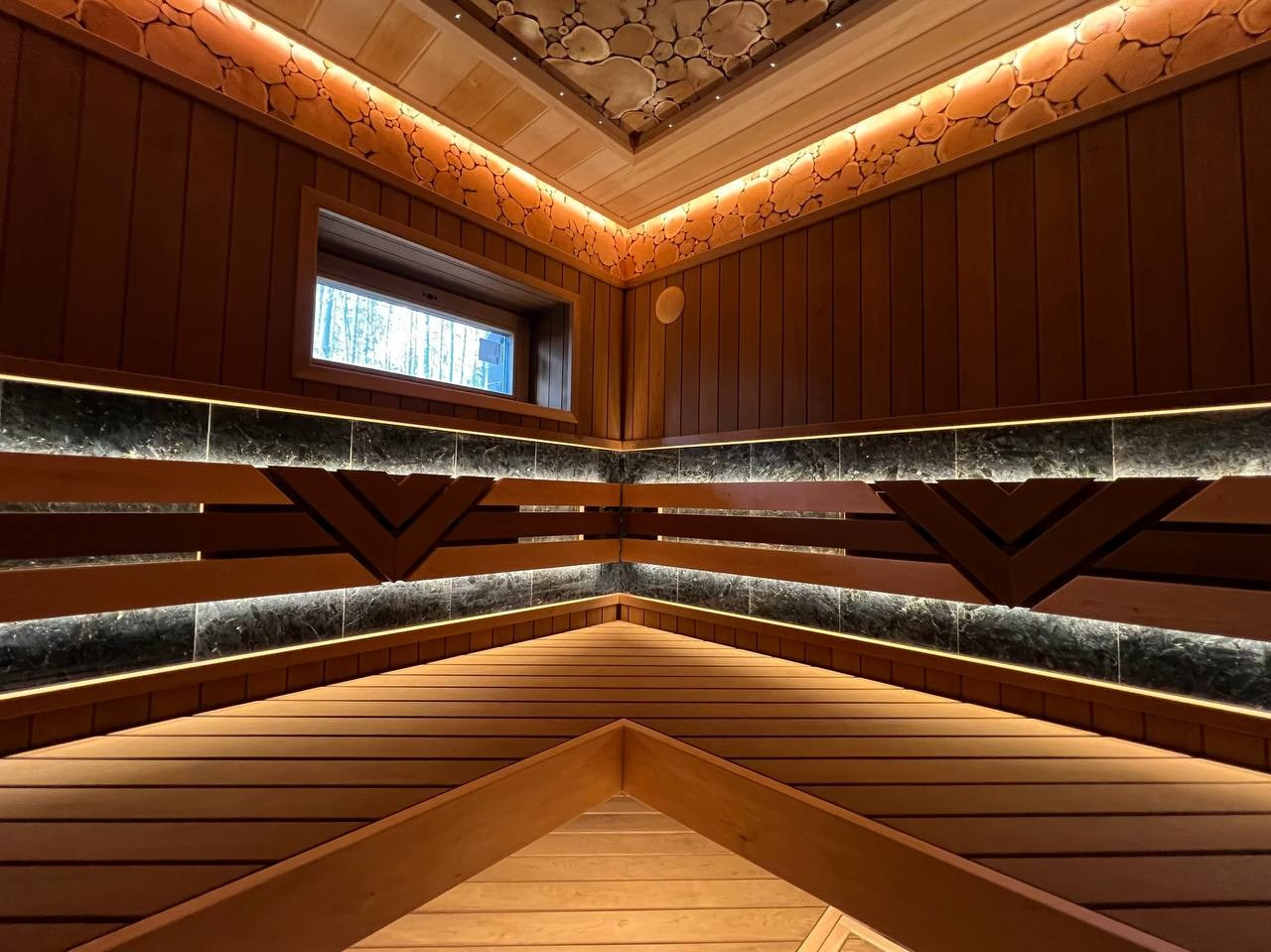 Шикарная парная в Денисово. Уникальный дизайн, большое количество сибирского можжевельника и талькомагнезит с подсветкой. SaunaTopMasters