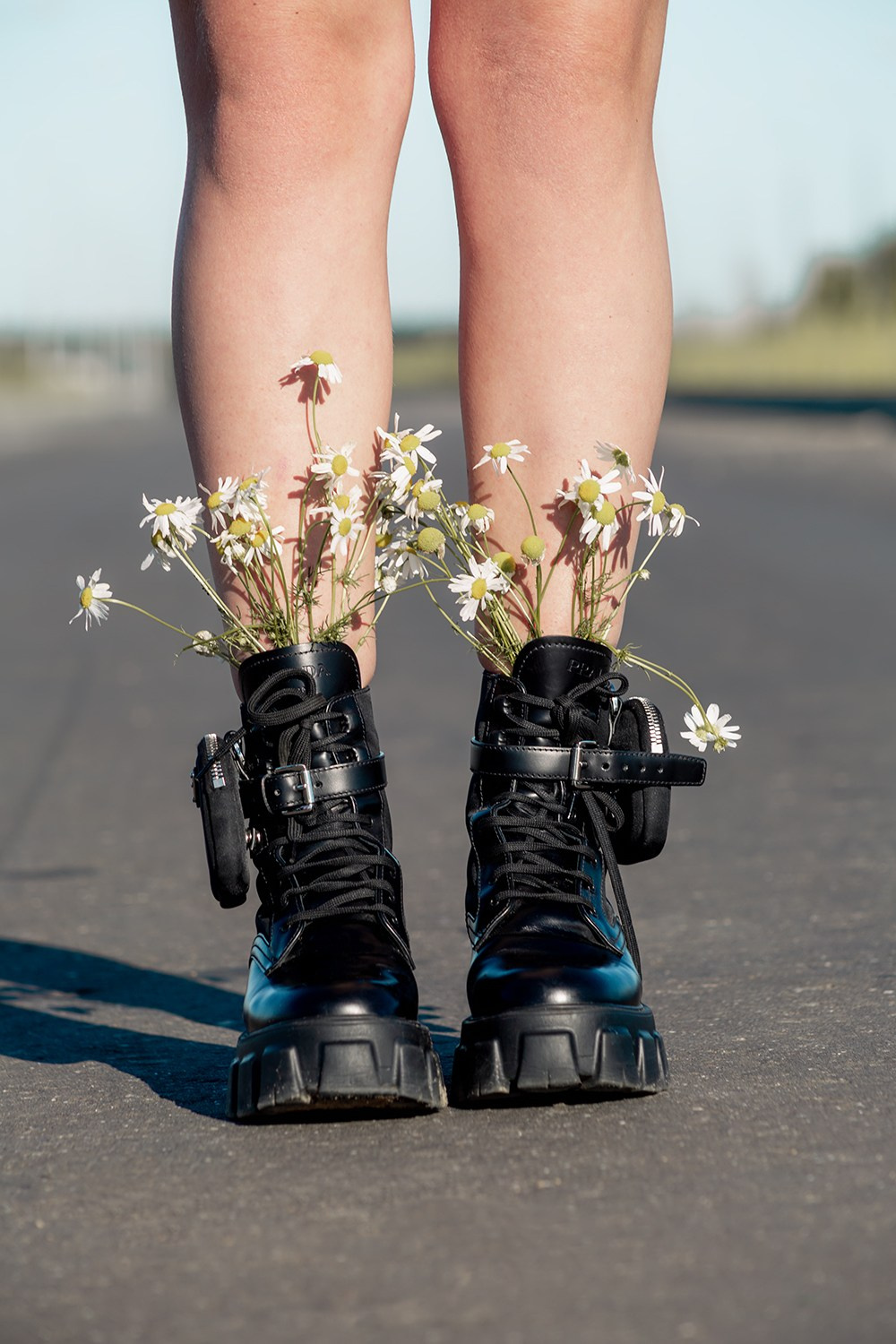 Фотограф Антон Рязанов - крупный план ног девушки в сапогах с цветами в сапогах