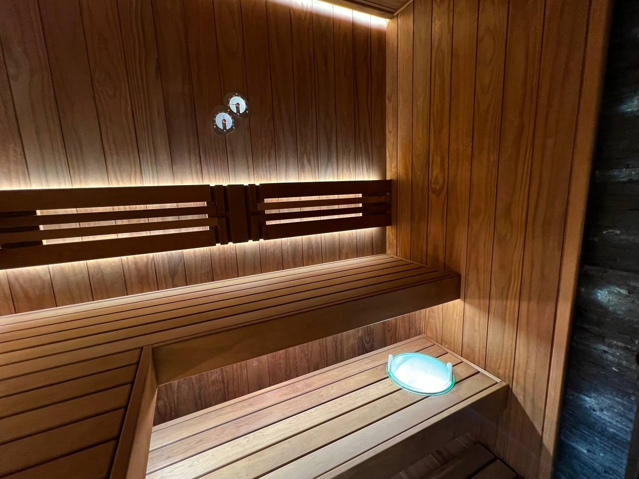 Парная в Небе. Полностью выполнена из термоольхи с интеграцией массивных можжевеловых панно, оптоволокна и подвижных элементов полков. SaunaTopMasters
