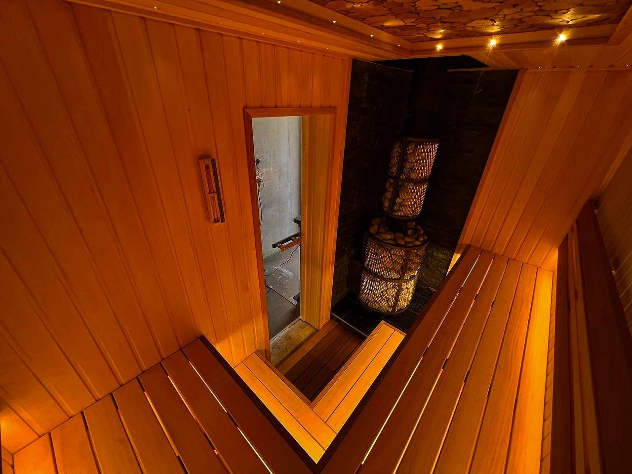 Атмосферная парная в Петергофских дачах выполнена в светлых тонах липы и абаши, с контрастной интеграцией термоабаши и тальколорита. SaunaTopMasters