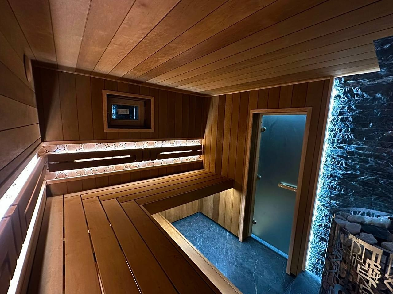 Русская парная на живописном берегу Пионерского озера выполнена из широкой термоольхи с можжевеловым панно и печным углом из талькохлорита. SaunaTopMasters
