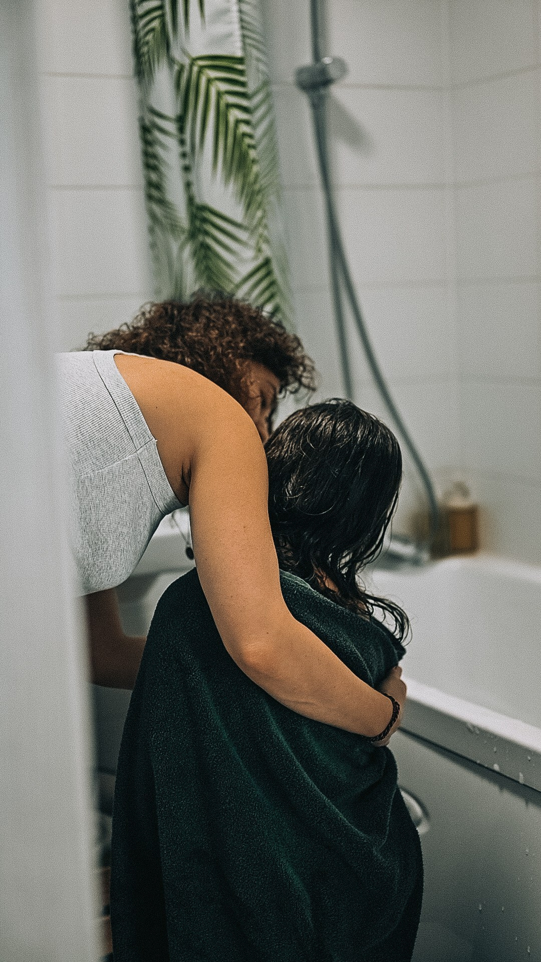 Элиза купается в ванне. Семейный фотограф в Москве Дарья Пузикова