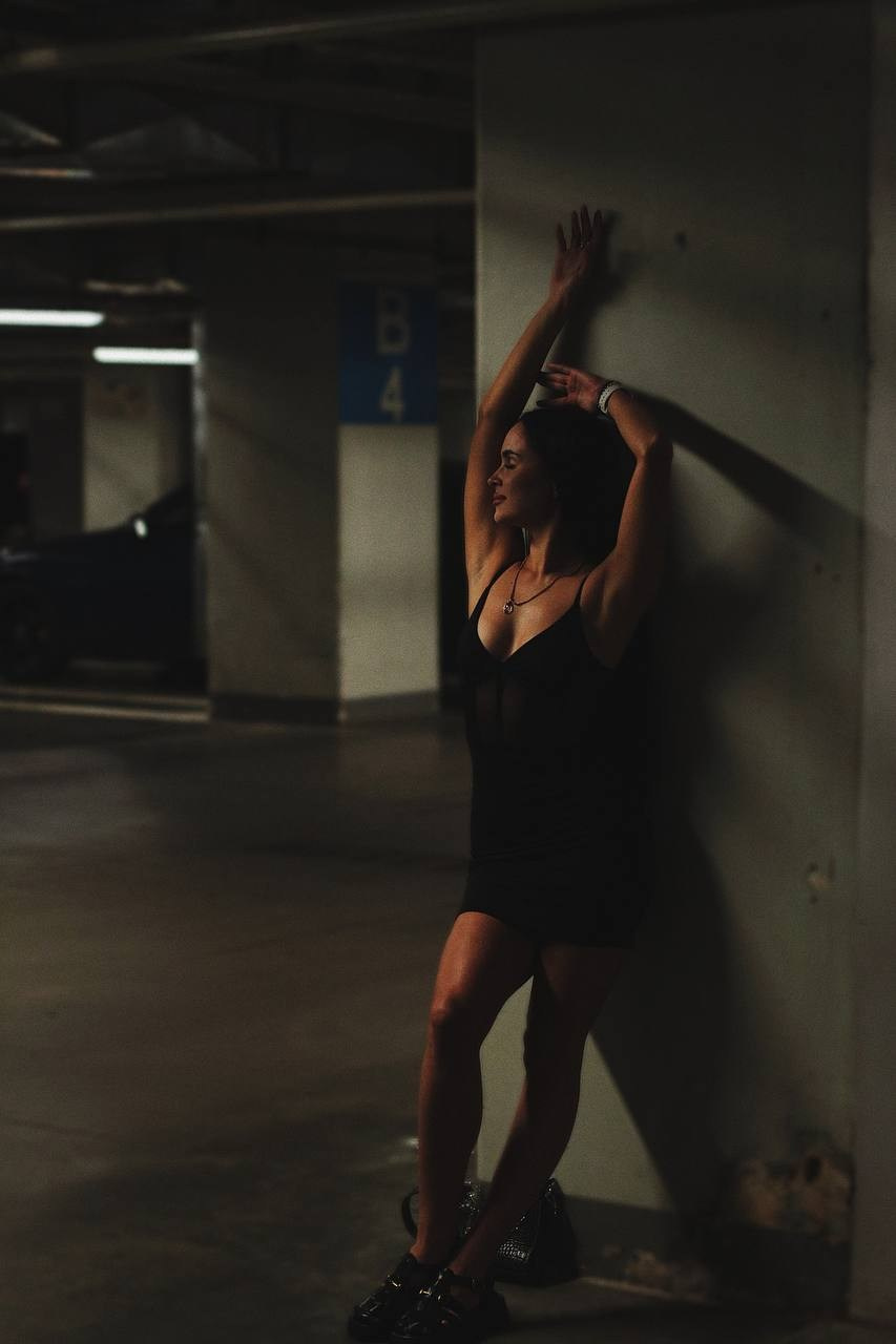 Анастасия и Виктория. Парковка. Фотограф Пирумян Анна. г. Сургут, г. Воронеж