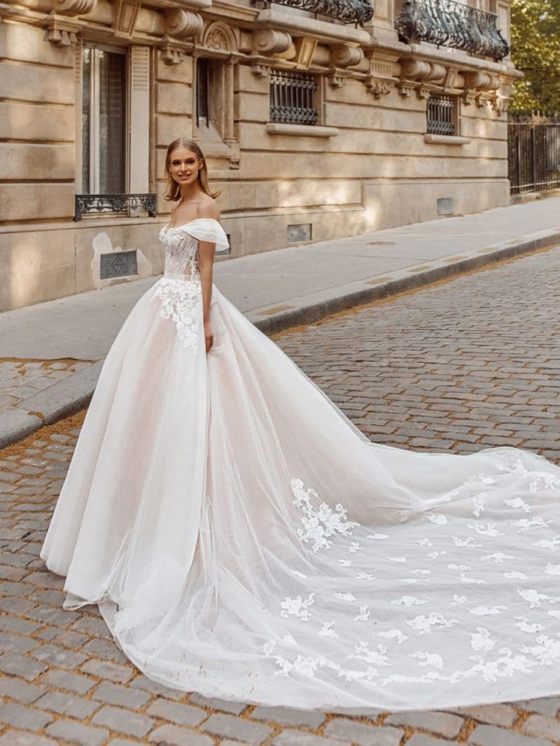 Платье со шлейфом