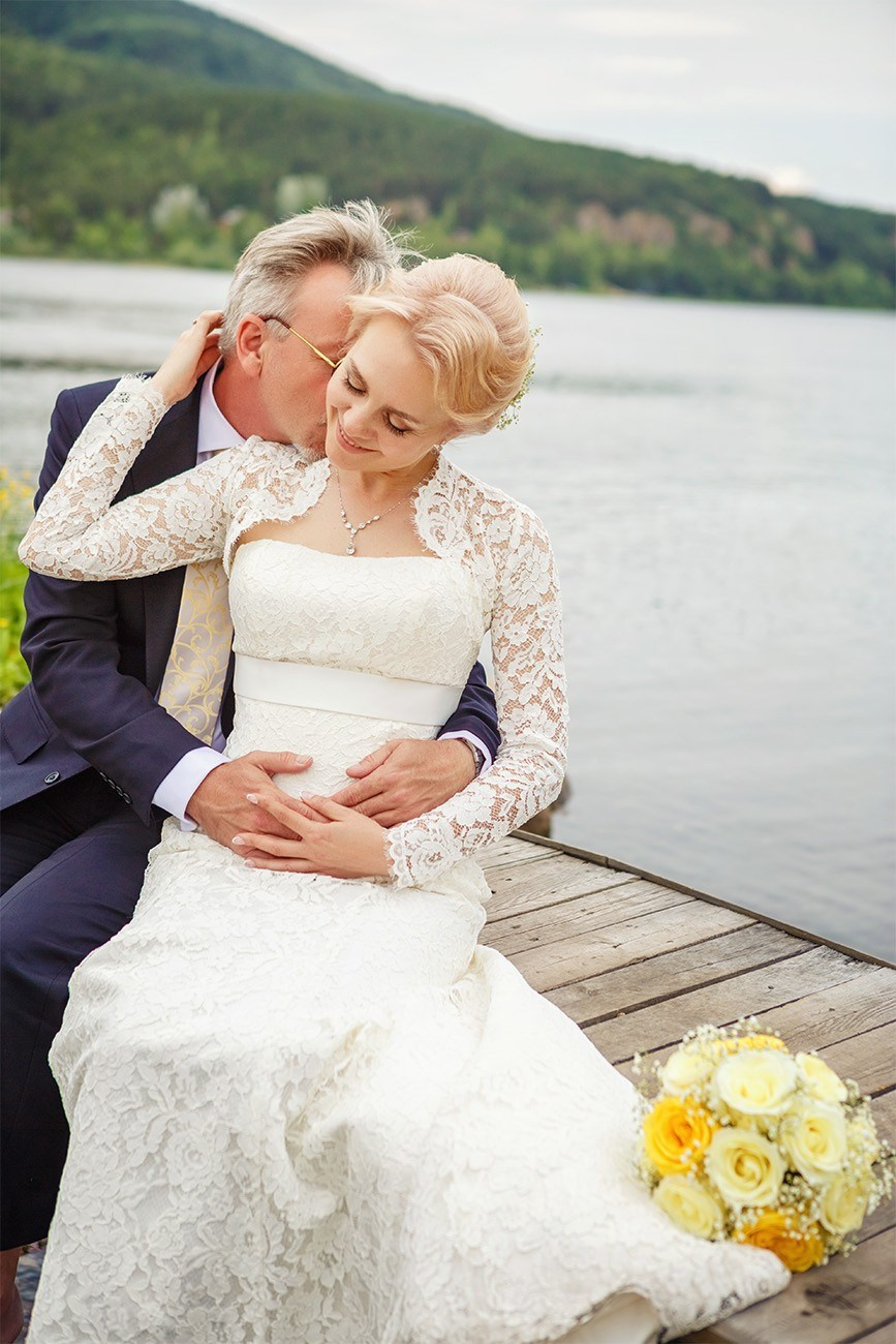 Свадебная фотосессия в Красноярске лучший фотограф свадьба Красноярск невеста свадебное платье жених визажист причёска макияж идея места образ пример красивая фото позы для свадебной фотосессии фотография декор агентство организация цены описание услуги ведущий тамада заказать забронировать стилист 