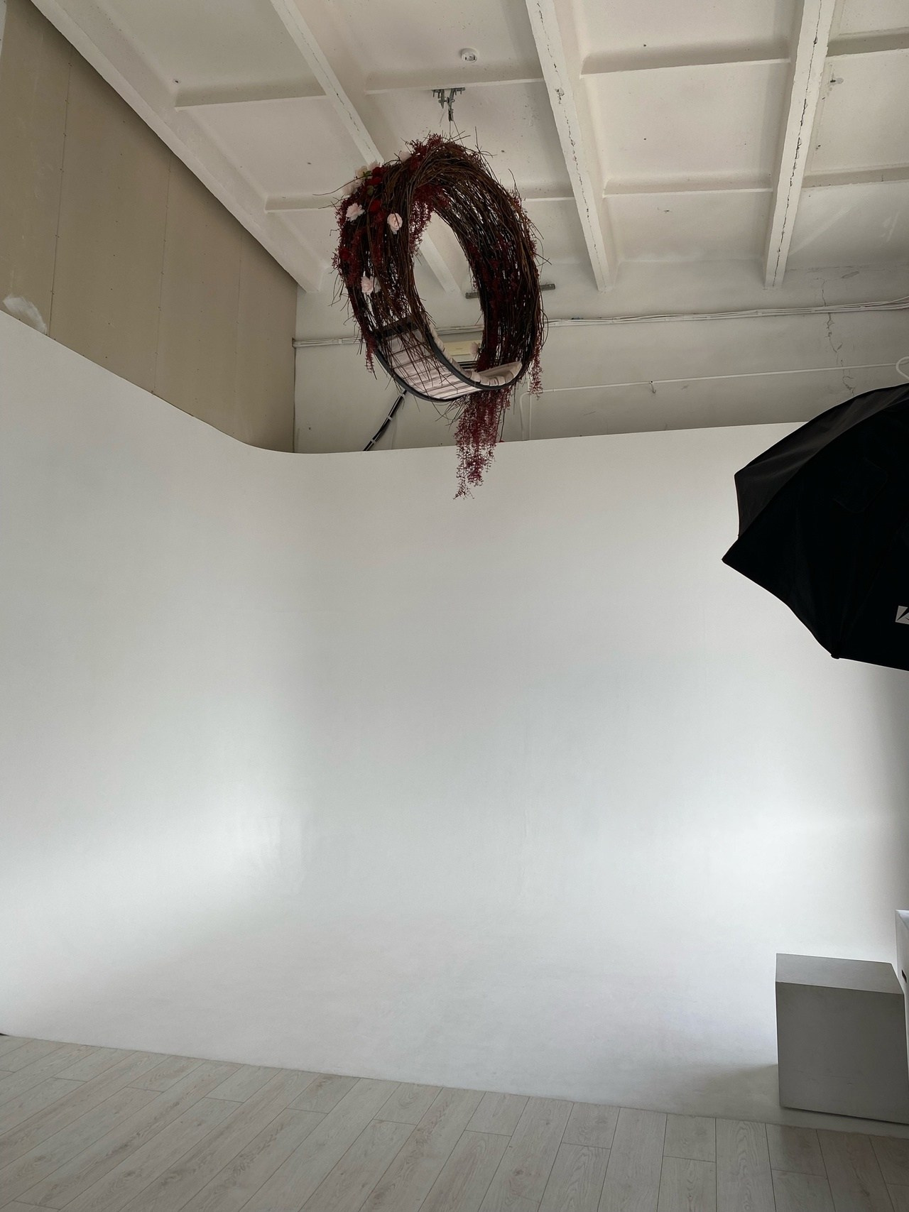 Зал White в фотостудии Точка. Профессиональная фотостудия в Санкт-Петербурге «Точка»