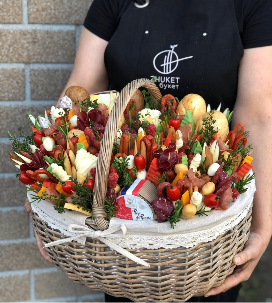 Корзины. Выездной кейтеринг, съедобные букеты, торты и сладости на заказ