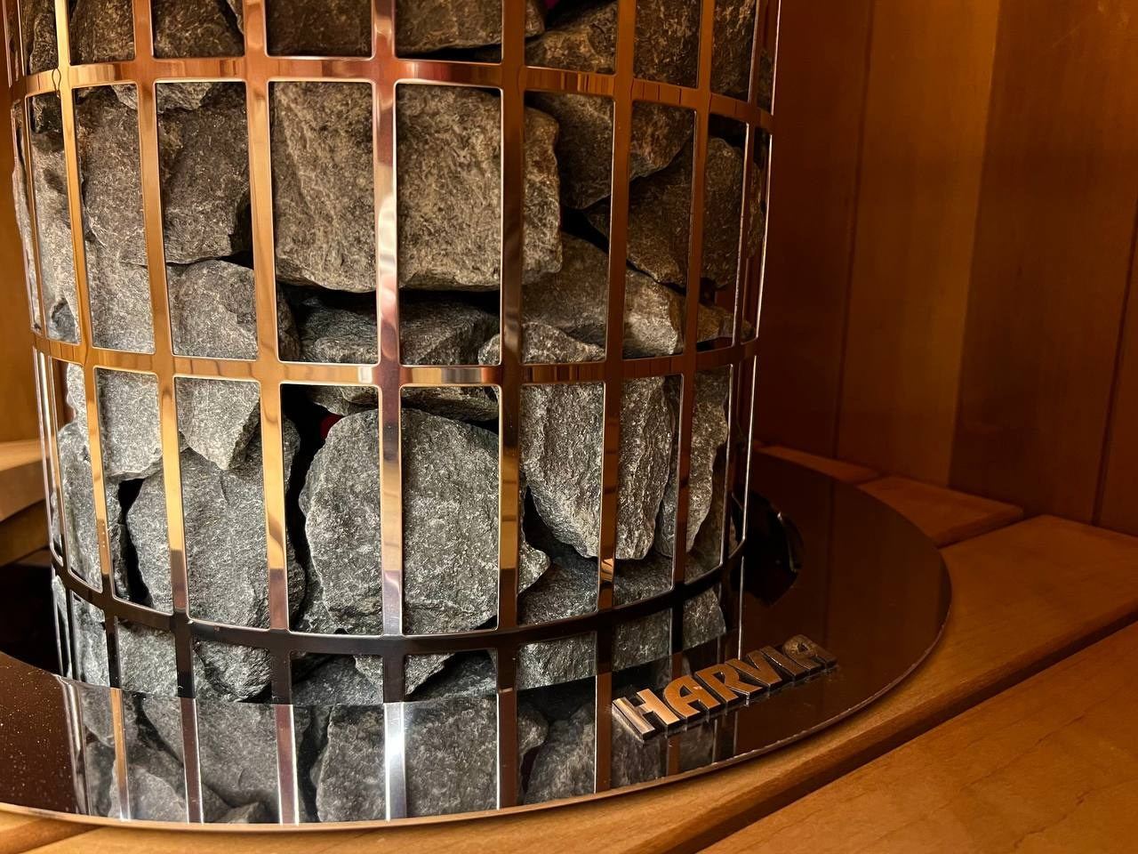 Компактная сауна в Вартемягах: термоольха, закарнизная подсветка, можжевеловое панно и крымское разнотравье. В пологе- Harvia Cilindro. SaunaTopMasters