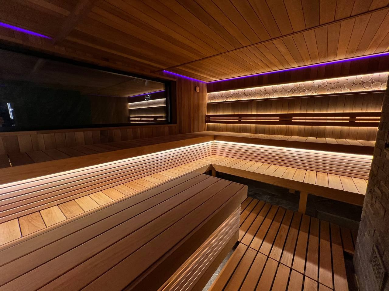 Русская баня по-серому в Ленинском легко соберёт большую компанию, а парильный стол подарит особое удовольствие парения в четыре руки. SaunaTopMasters