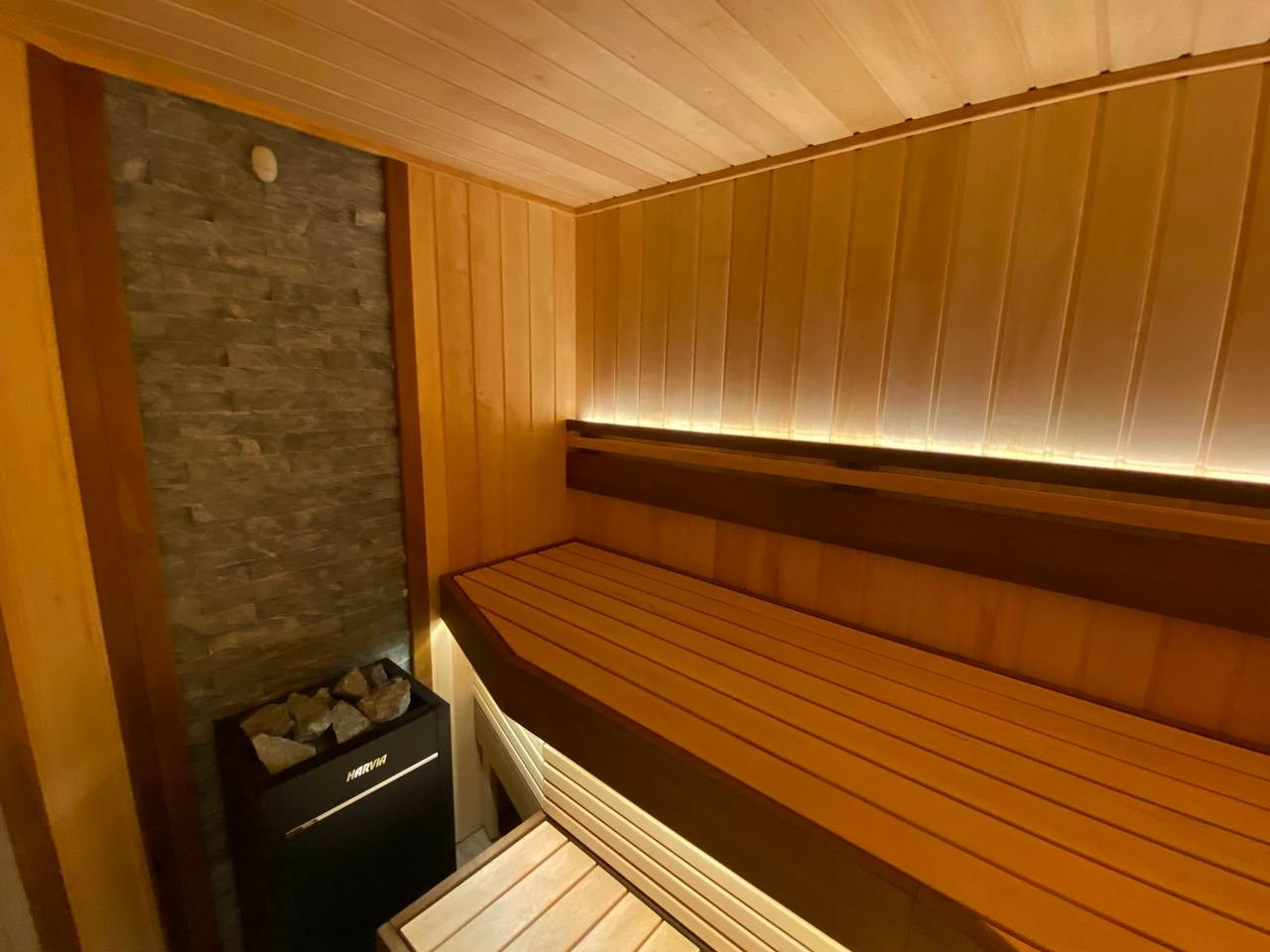 Сауна в Металлострое: ольха, радиальные элементы, олдскульные светильники и светодиодная подсветка. Harvia Virta — сердце этой парной. SaunaTopMasters