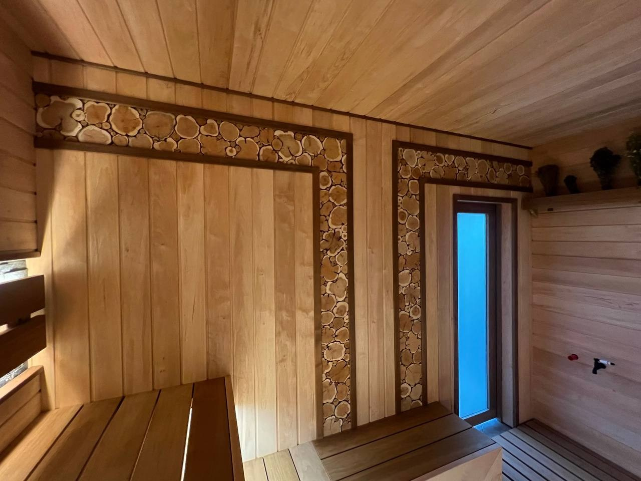 Парная в Бриллианте на Атмосфере с внутренней топкой. Есть в этой схеме и минусы, но треск дров во время парения- это что-то на незабываемом. SaunaTopMasters