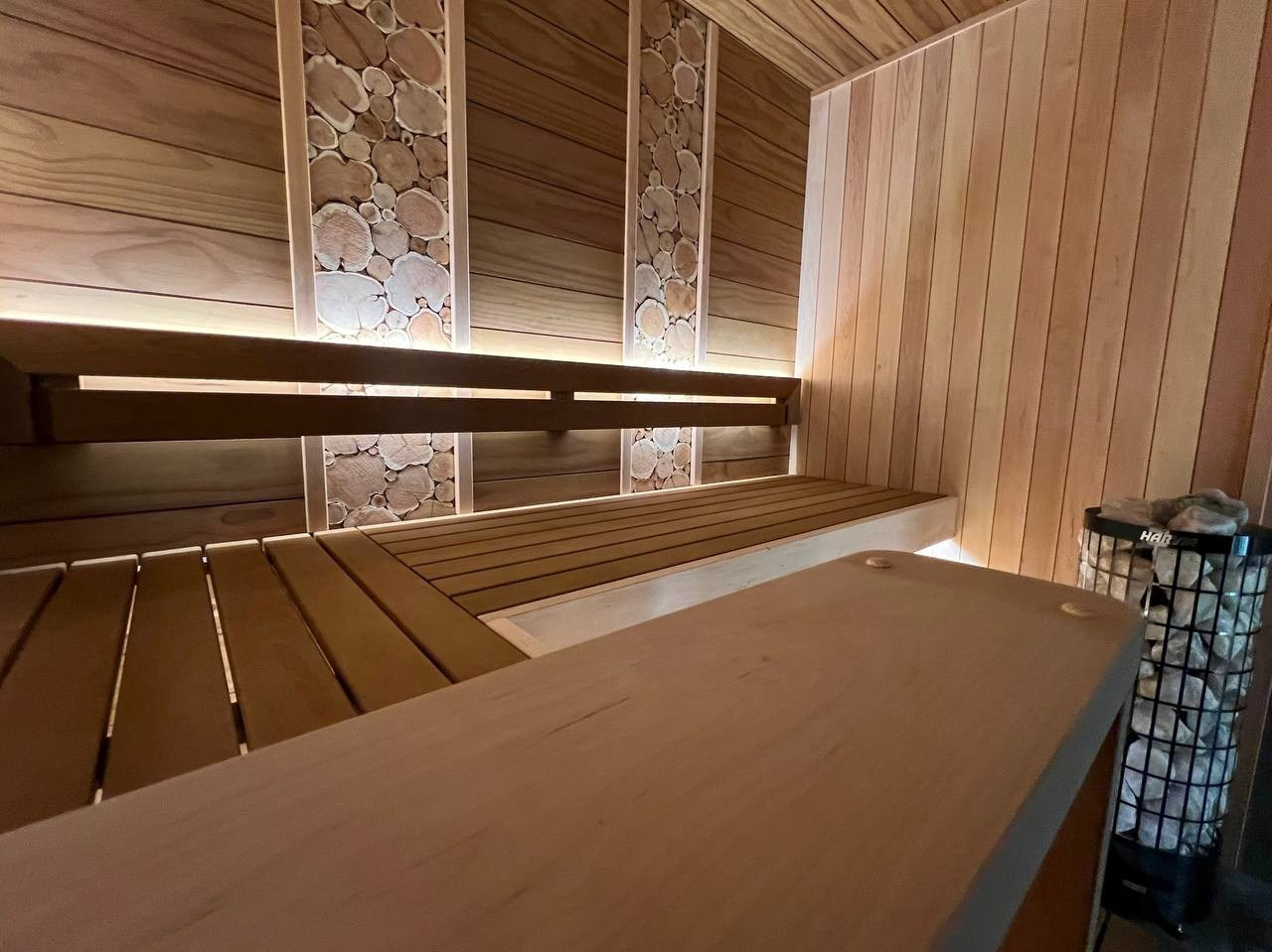 Сауна под стеклянный фасад в Куркиеках на берегу одноименной реки. Pino Premio и ольха, можжевельник и сердце парной- Harvia Cilindro. SaunaTopMasters