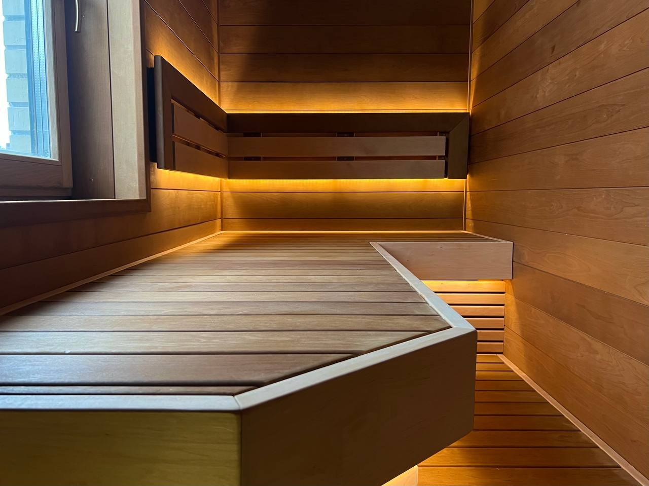 Сауна в Румболово из ольхи на базе электрокаменки IKI Monolith. С добавлением оптоволокна и светодиодных лент производителя Harvia. SaunaTopMasters