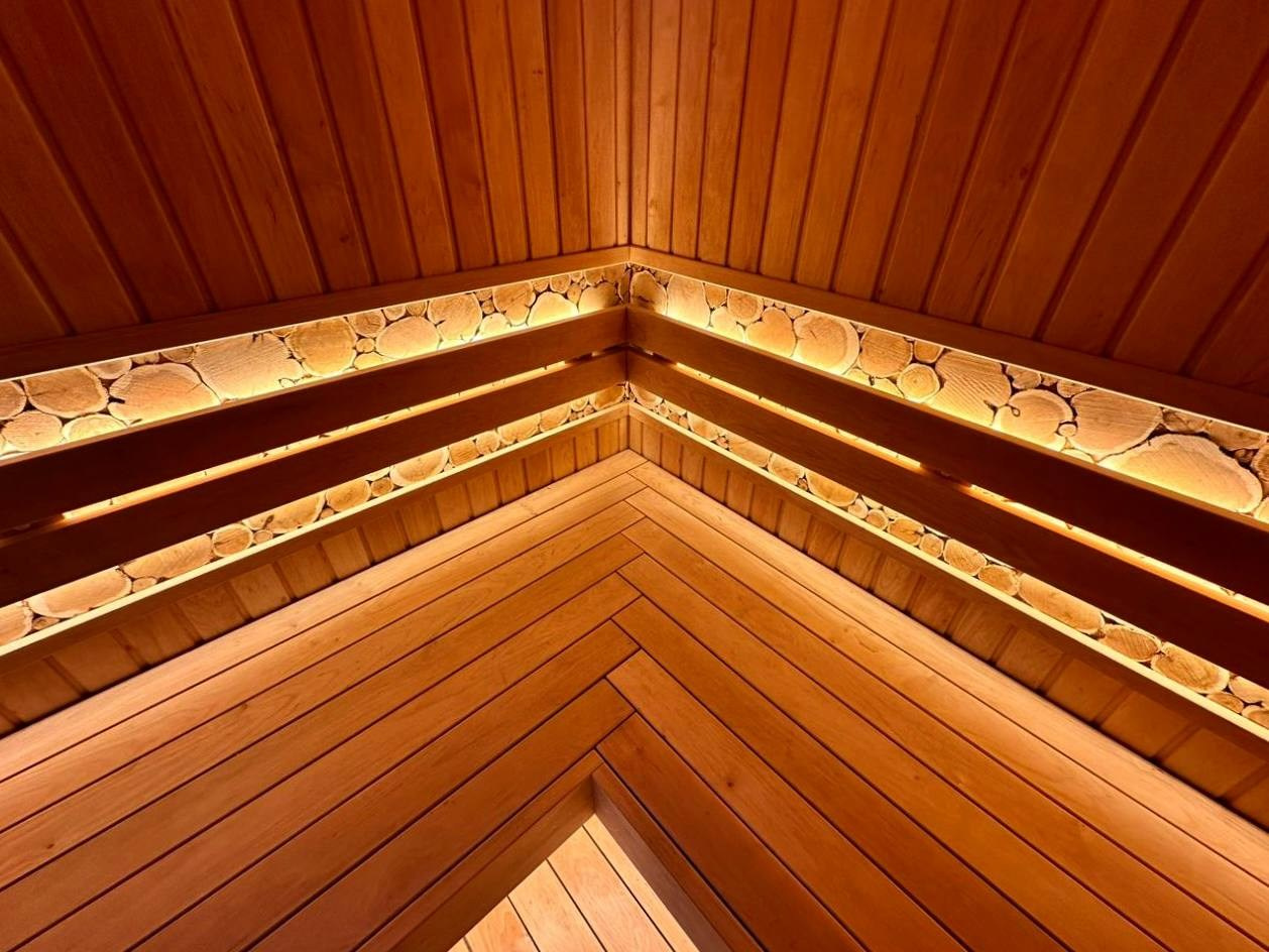 Сауна в Киссолово на 100% выполнена из ольхи. За подспинником красуется можжевельник, а отапливает эту красоту Harvia Cilindro. SaunaTopMasters