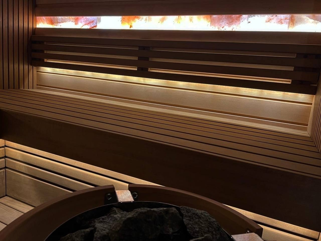 Парная в Ривер Парке из ольхи и термоольхи, с солевой линией, точечной подсветкой панно и камня, печь — Harvia Cilindro. SaunaTopMasters