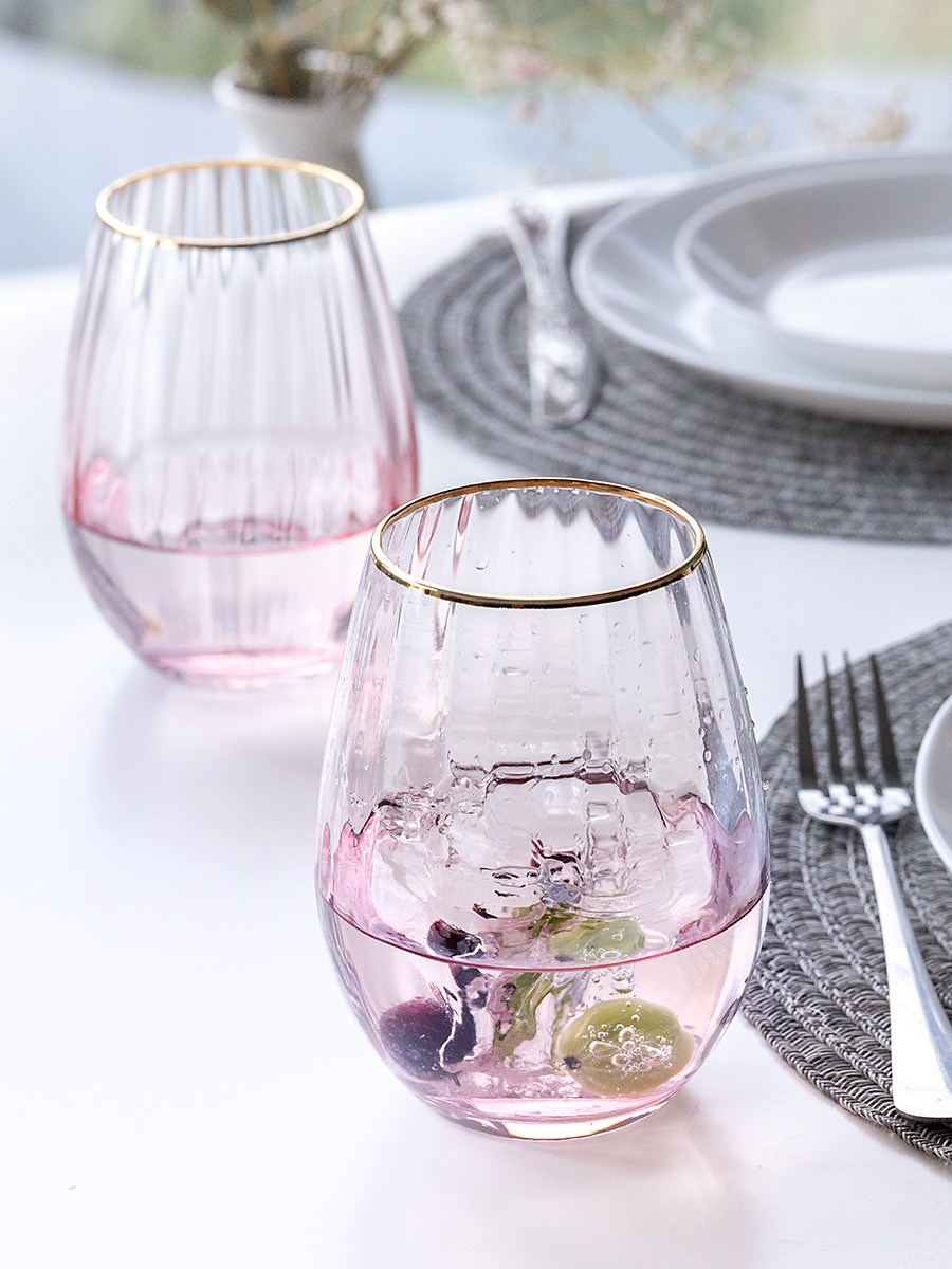 Розовые бокалы с гранями на свету | Фото для сайта производителя