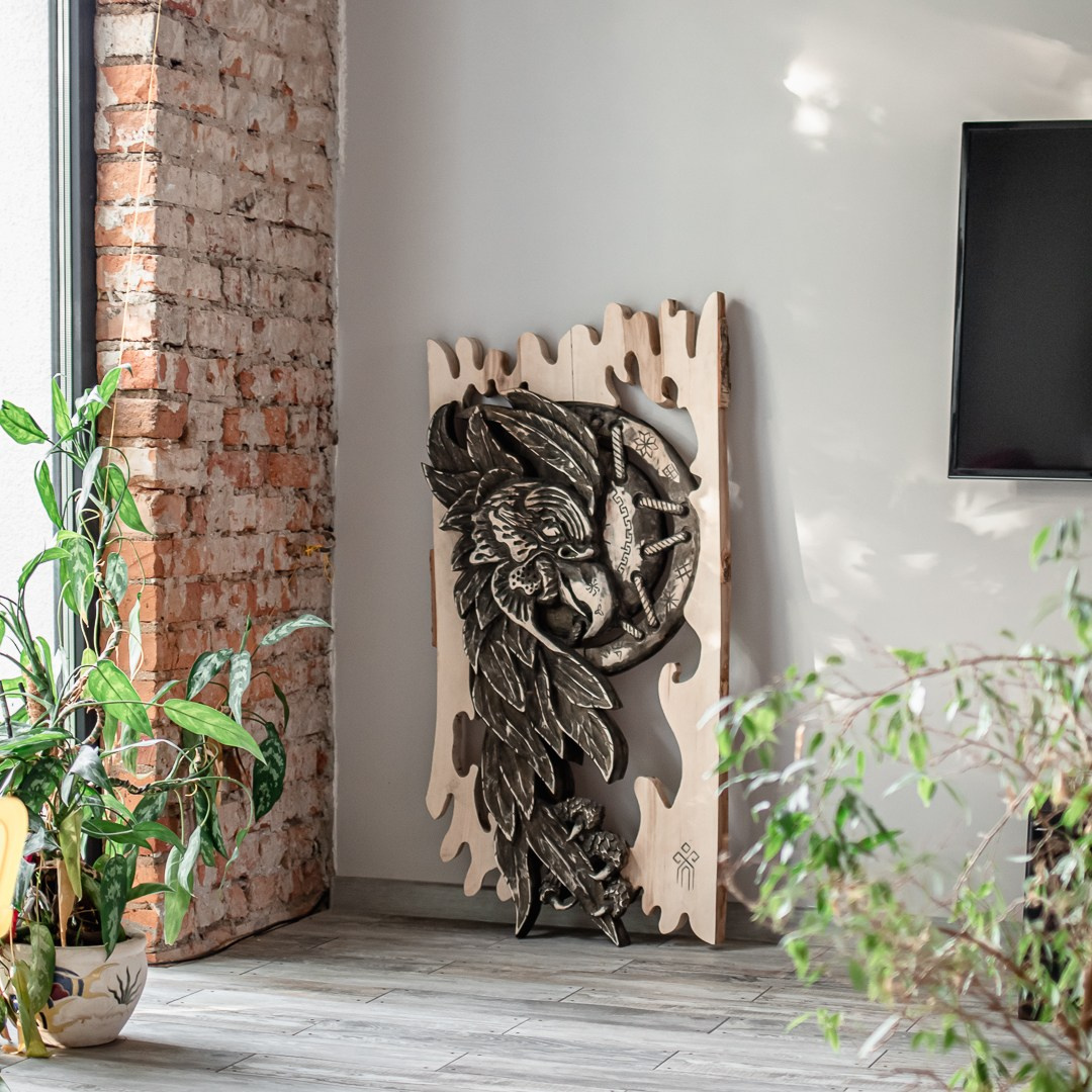 Резная картина из дереву