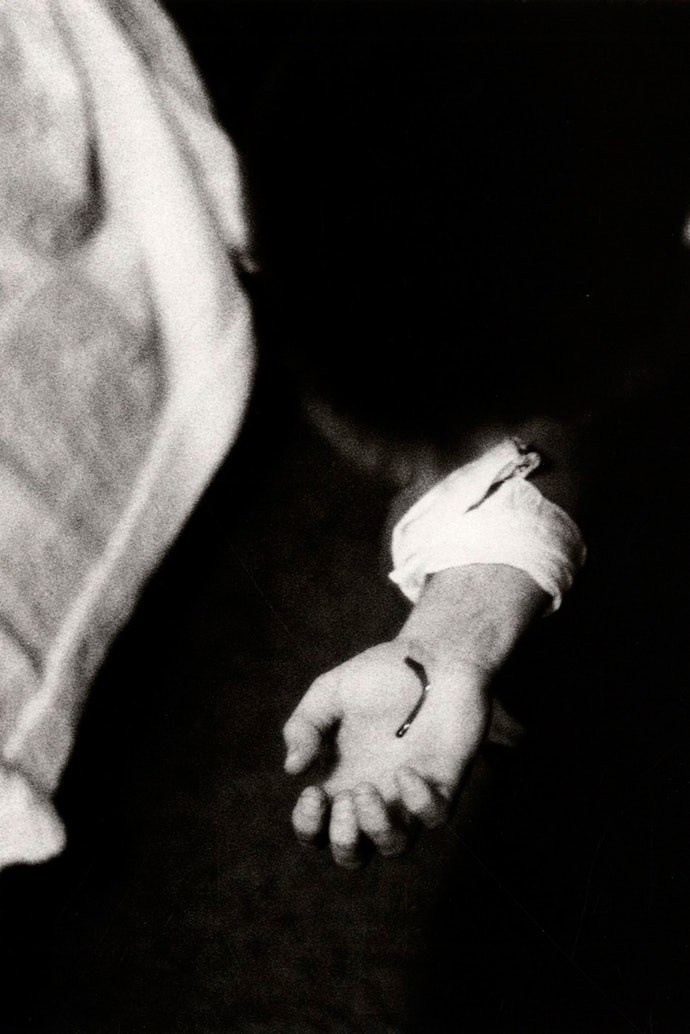 чёрно-белая фотография Ларри Кларка с подростками в городской среде