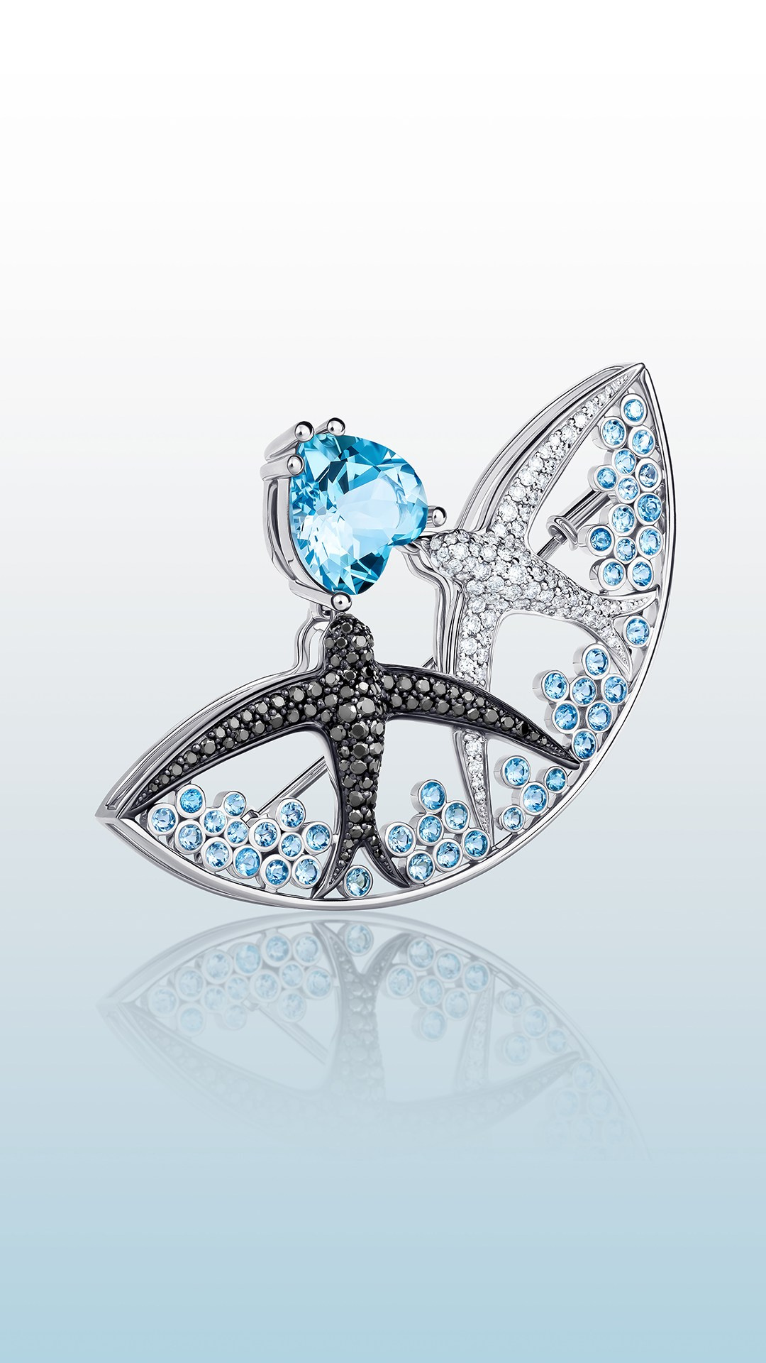 Фотосъемка броши из белого золота с бриллиантами и цветными камнями 