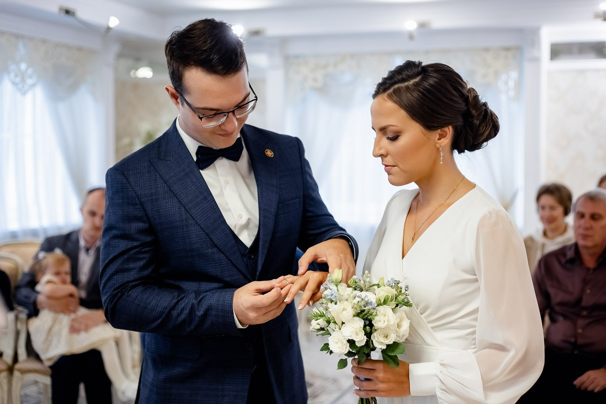 Жених и невеста. Обмен кольцами в ЗАГСе Петергофа.