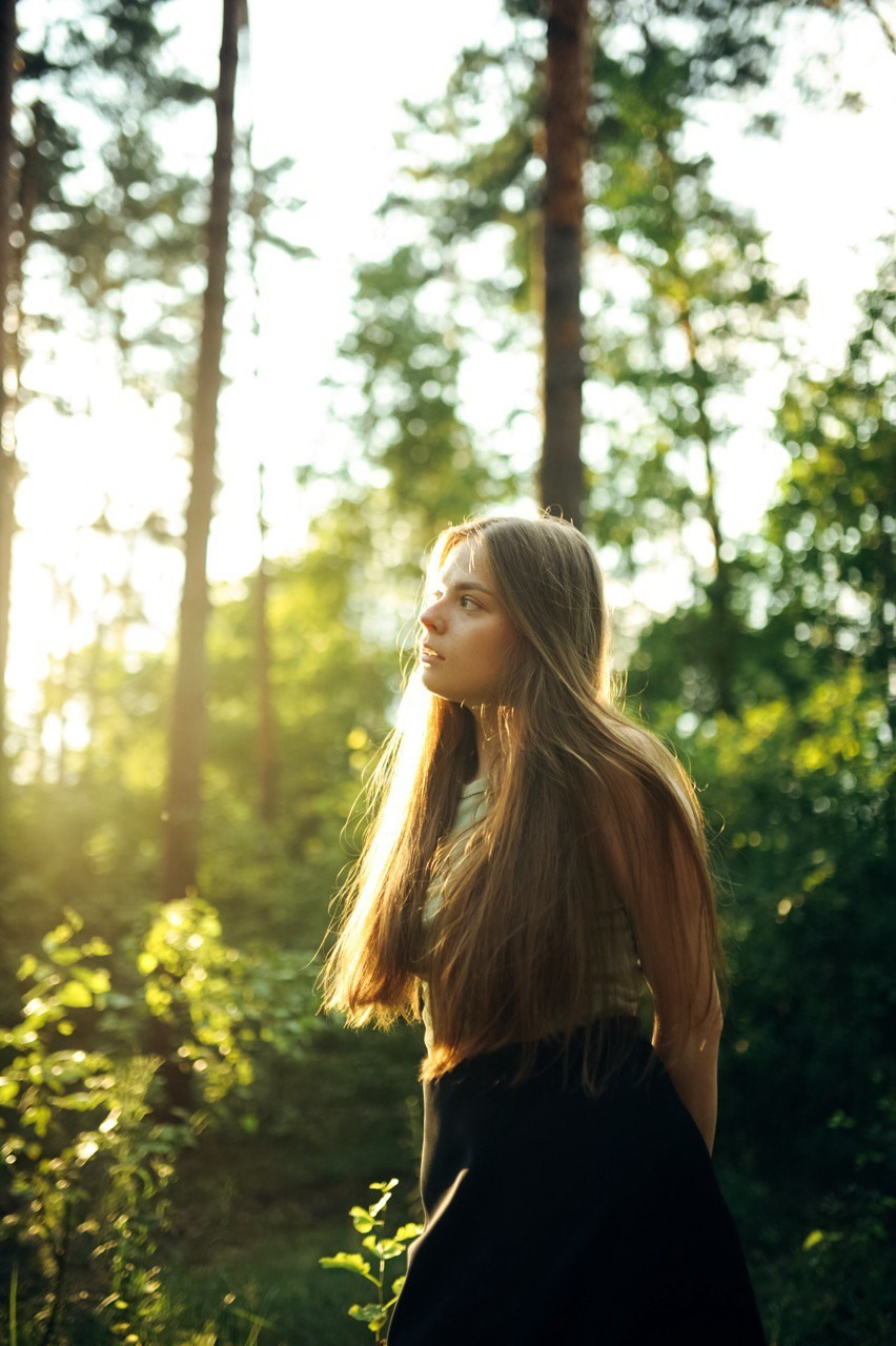 Портрет на природе в Гомеле: девушка на фоне леса, акцент на плавность линий тела