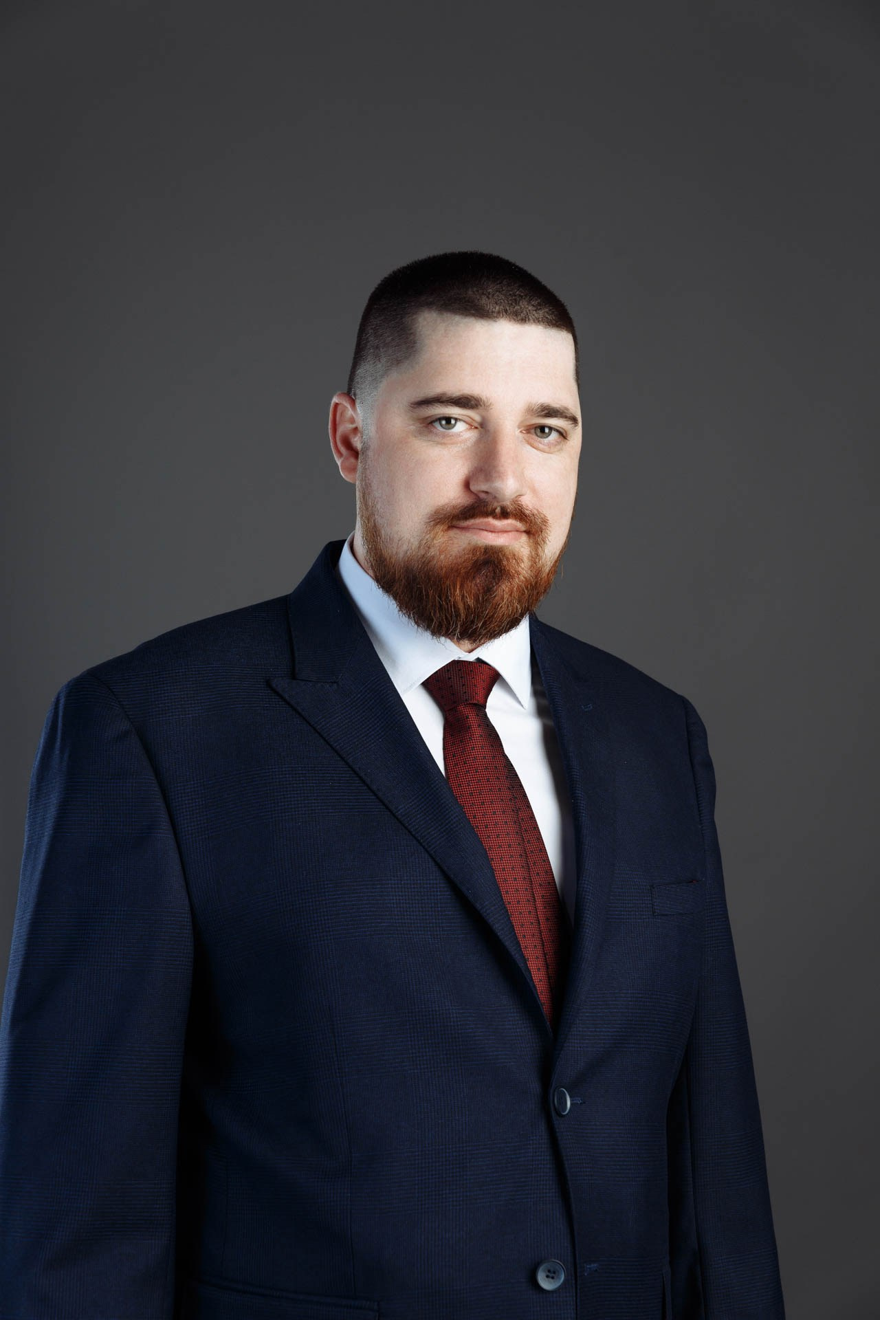 Бизнес-портреты сотрудников для сайта страховой компании InsFamily. Событийный фотограф Максим Бескоровайновнов