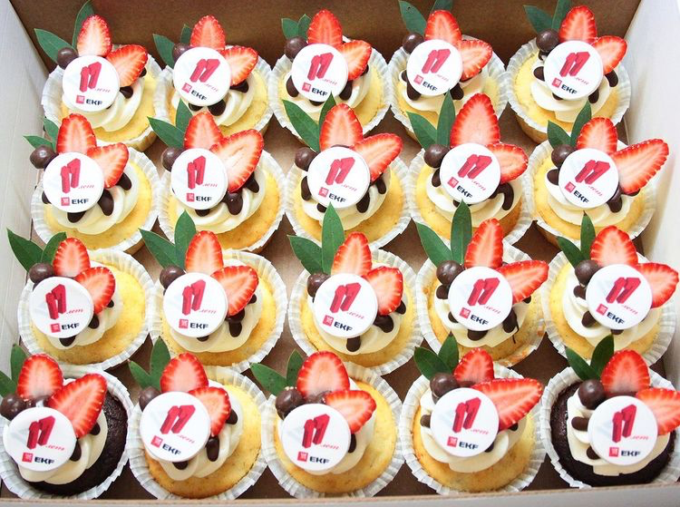 Капкейки фуршетные с логотипом. Katyasugarsugar капкейки, зефир, торты Москва