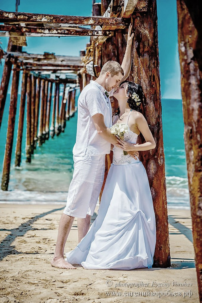 Свадебная фотосессия Пхукет фотограф пляж невеста платье жених романтическая фотосъёмка море Ката Карон Найхарн Патонг Найхарн Сурин море счастье радость идея место образ пример фото позы для фотосессии Phuket Naiharn Kata Karon Patong Surin 