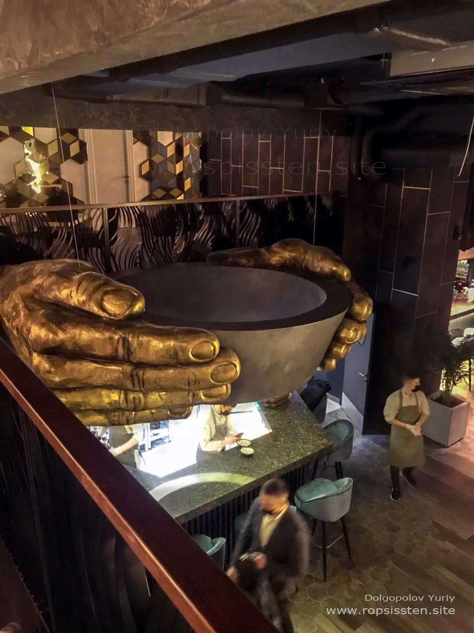 Скульптура золотые руки