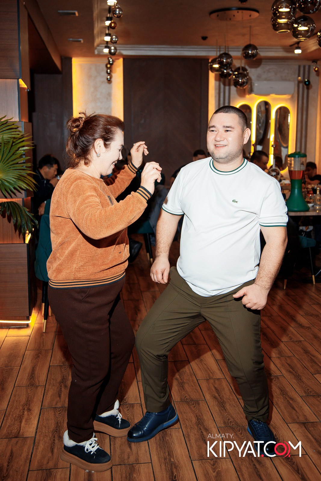 КАФЕ ЖАСМИН НА МОМЫШУЛЫ. КИПЯТКОМ АЛМАТЫ!