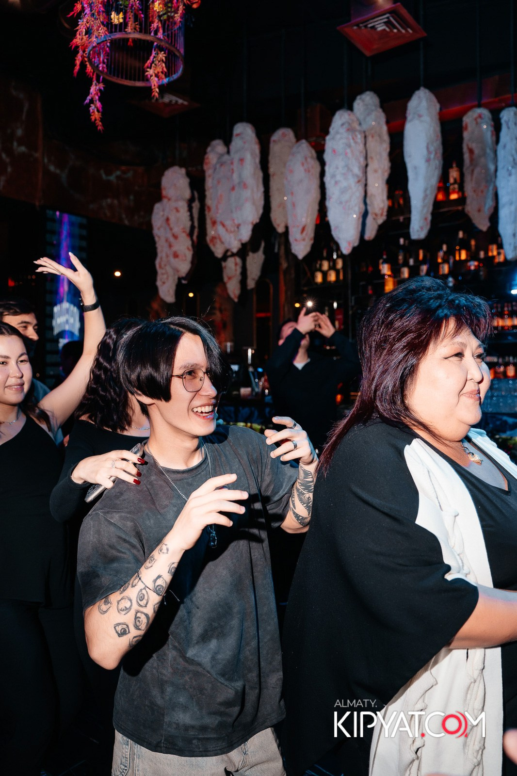 БАР ПАНАЕХАЛИ НА ТОЛЕ БИ. КИПЯТКОМ АЛМАТЫ!