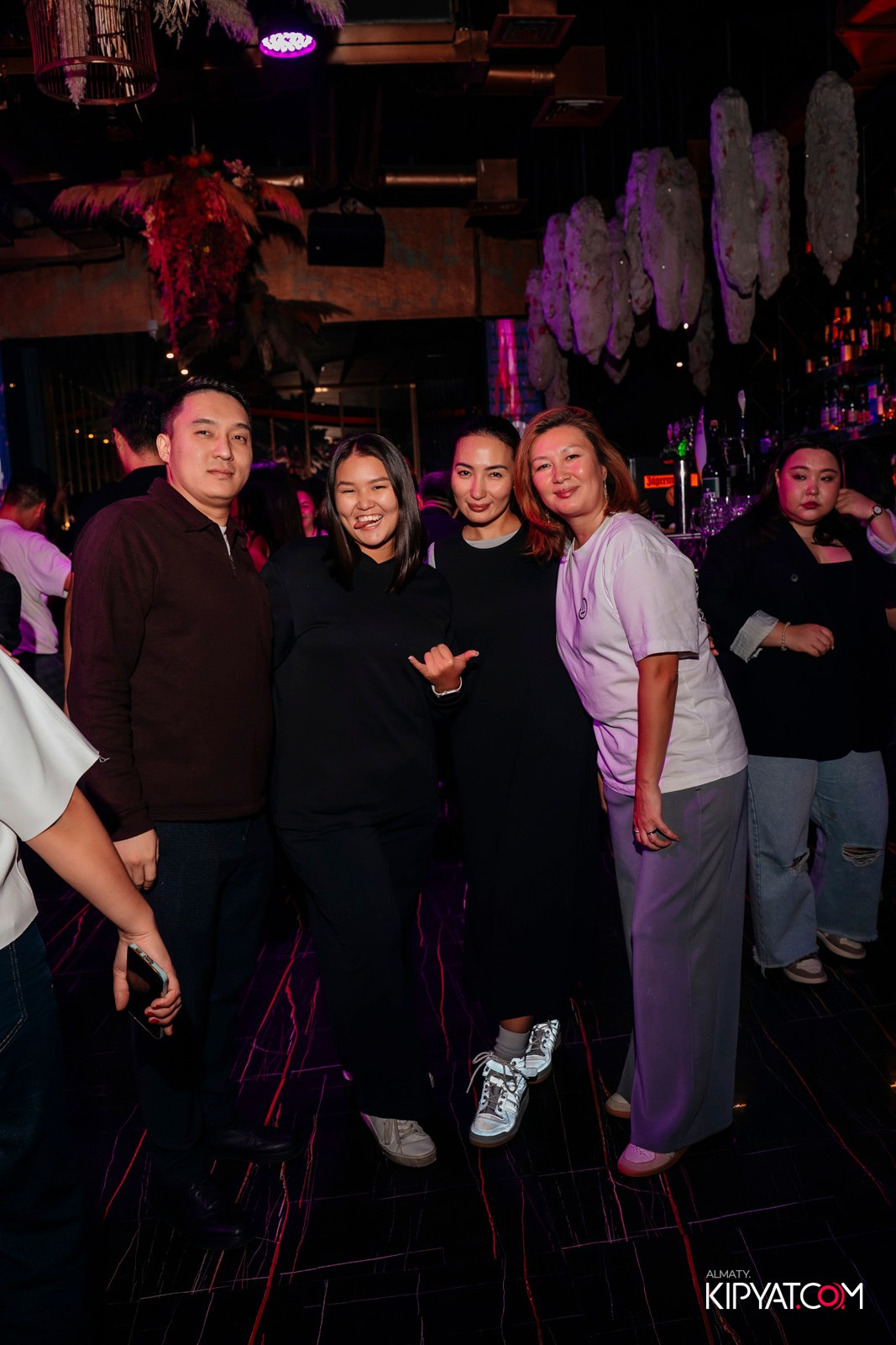 БАР ПАНАЕХАЛИ НА ТОЛЕ БИ. КИПЯТКОМ АЛМАТЫ!